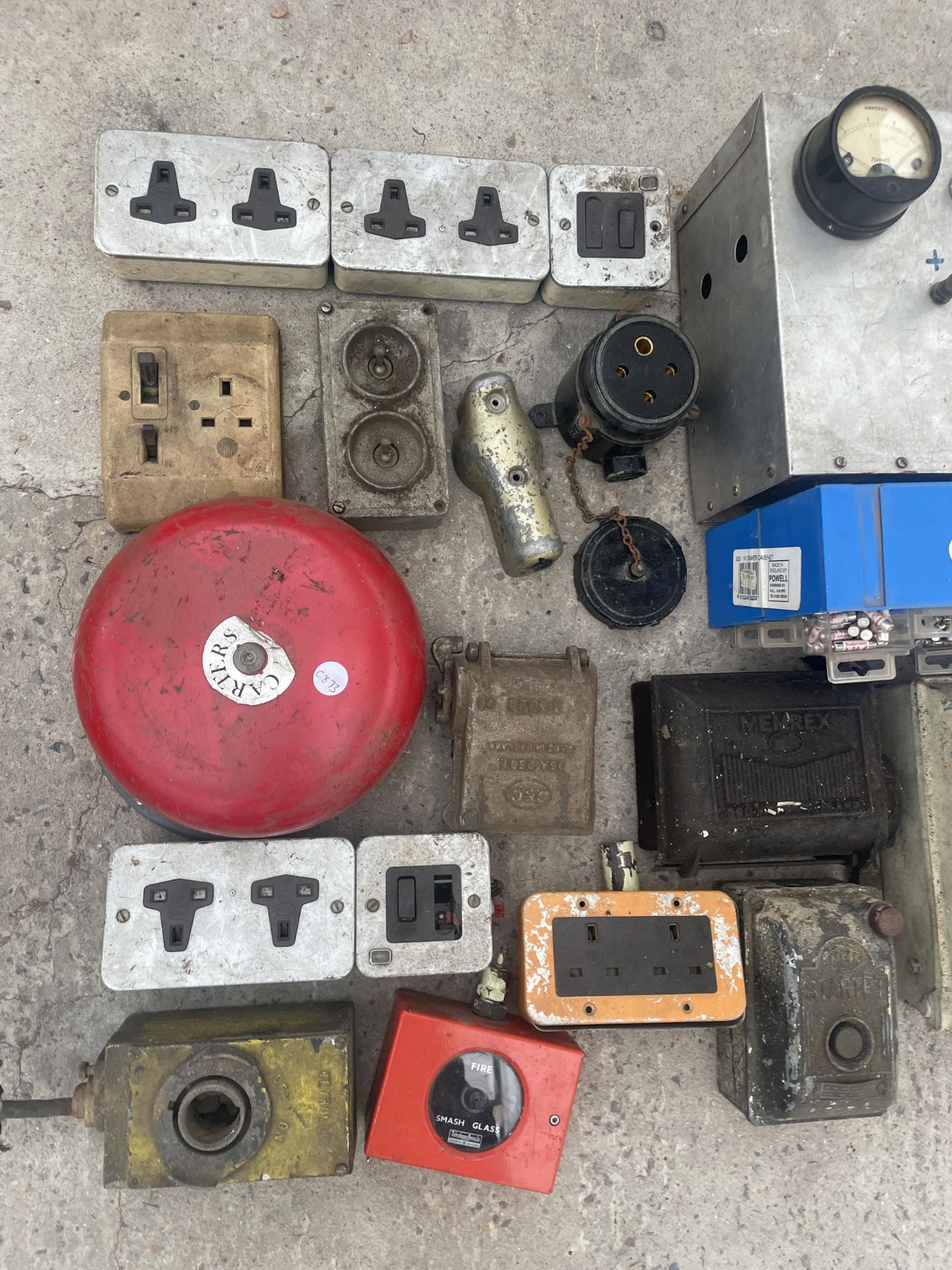 AN ASSORTMENT OF ELECTRICAL HARDWARE TO INCLUDE SOCKETS AND SWITCH BOXES ETC - Bild 2 aus 4