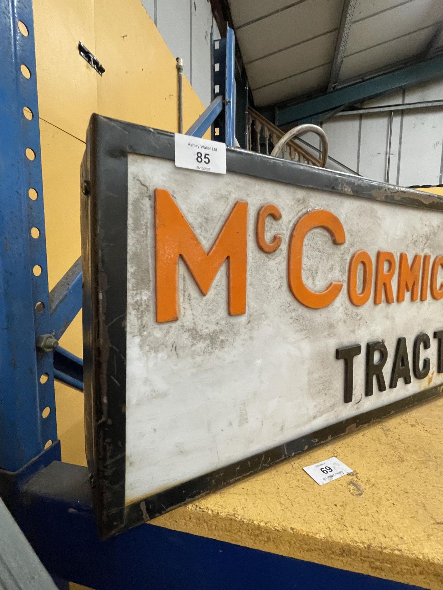 A MC CORMICKDEERING TRACTORS ILLUMINATED BOX SIGN - Bild 2 aus 2