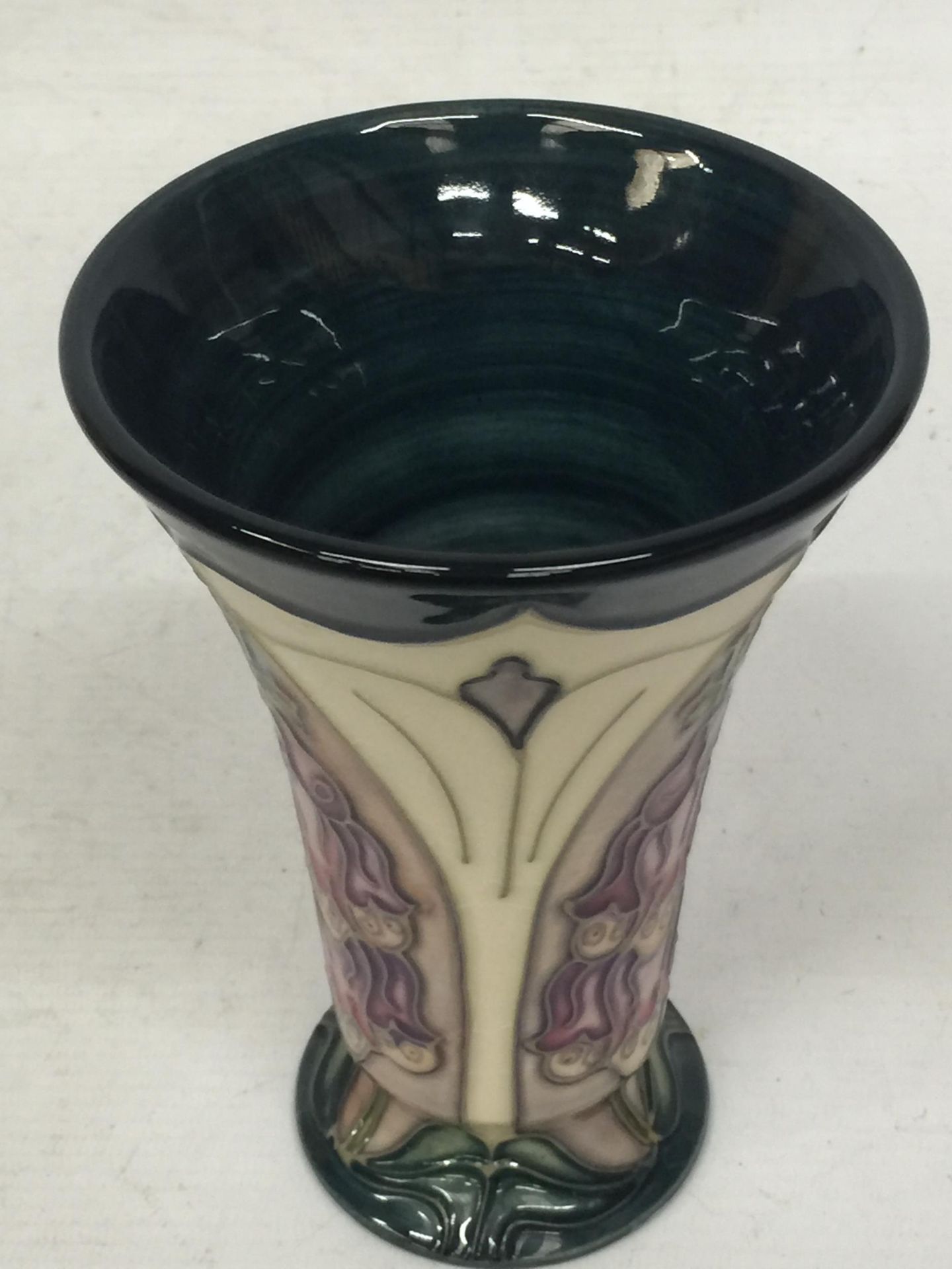 A MOORCROFT 'FOXGLOVE' PATTERN FLORAL VASE - Image 3 of 4