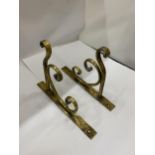 A PAIR OF BRASS BRACKETS