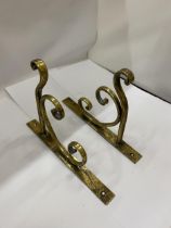 A PAIR OF BRASS BRACKETS