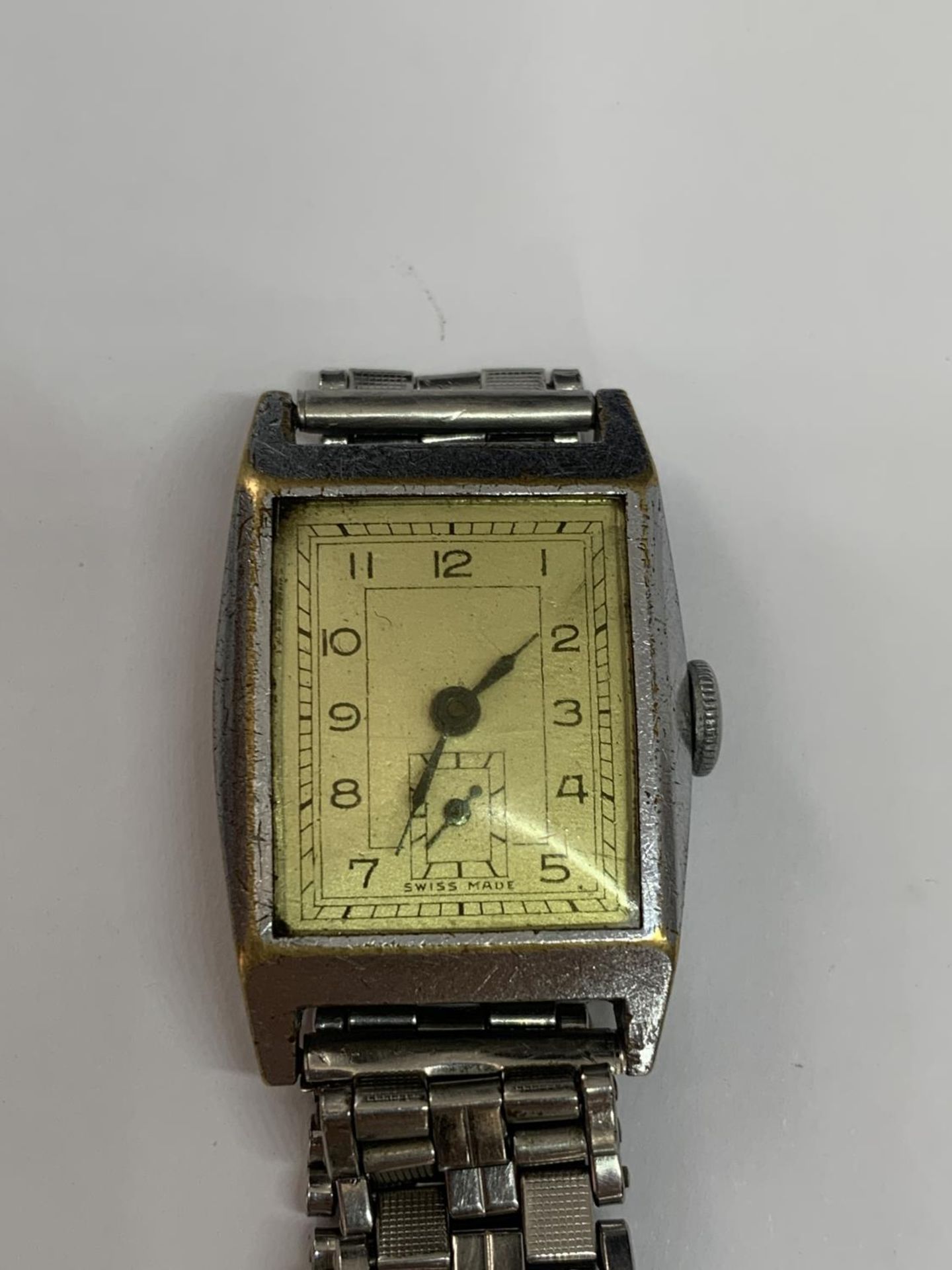 A GENTS CHROME VINTAGE WRIST WATCH, WORKING AT TIME OF LOTTING - Image 2 of 3