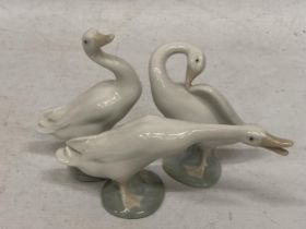 A GROUP OF THREE LLADRO GEESE ANIMAL FIGURES