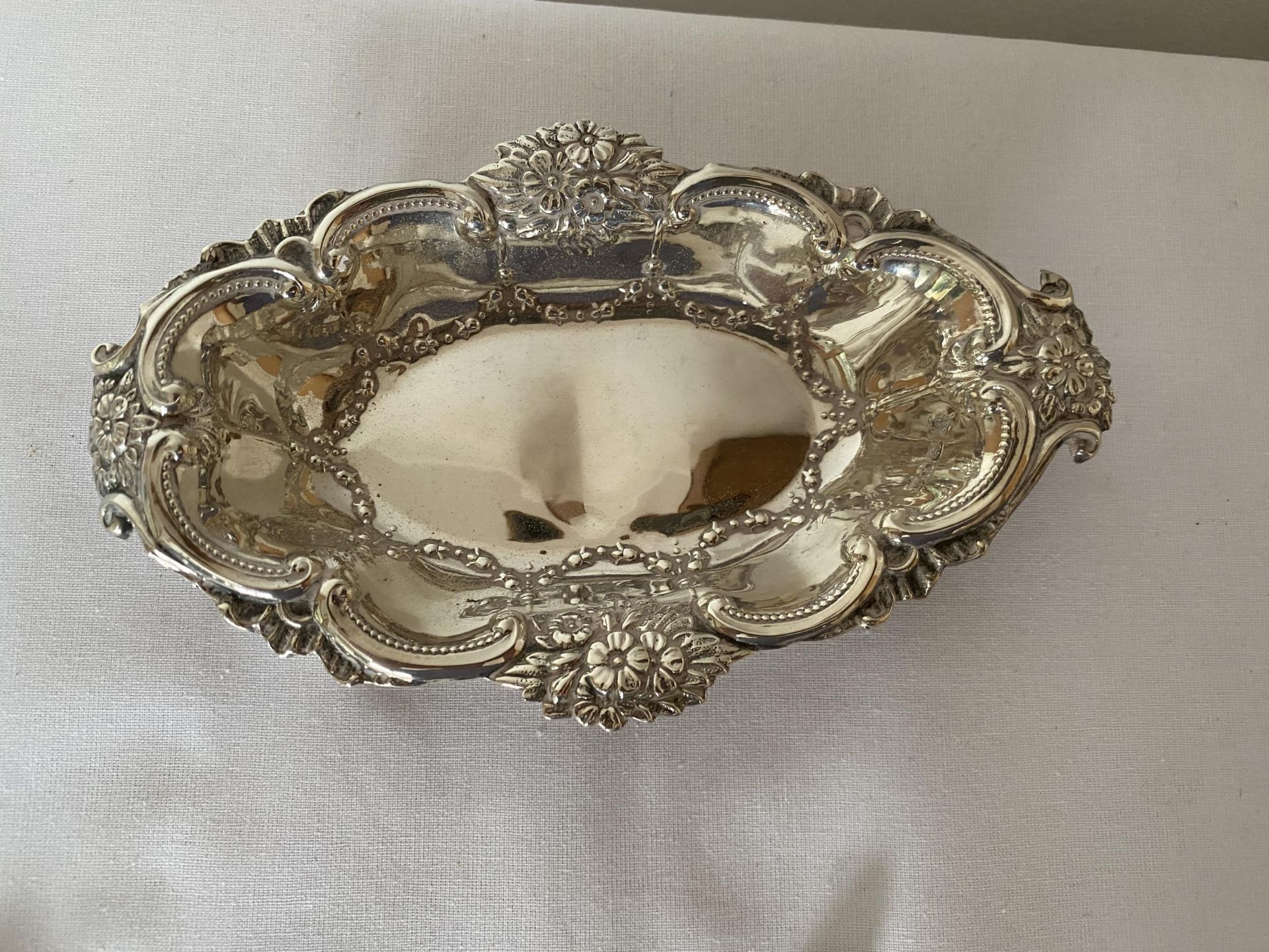 A 1901 HALLMARKED CHESTER SILVER DISH, MAKER GEORGE NATHAN & RIDLEY HAYES, GROSS WEIGHT 27 GRAMS - Image 4 of 21