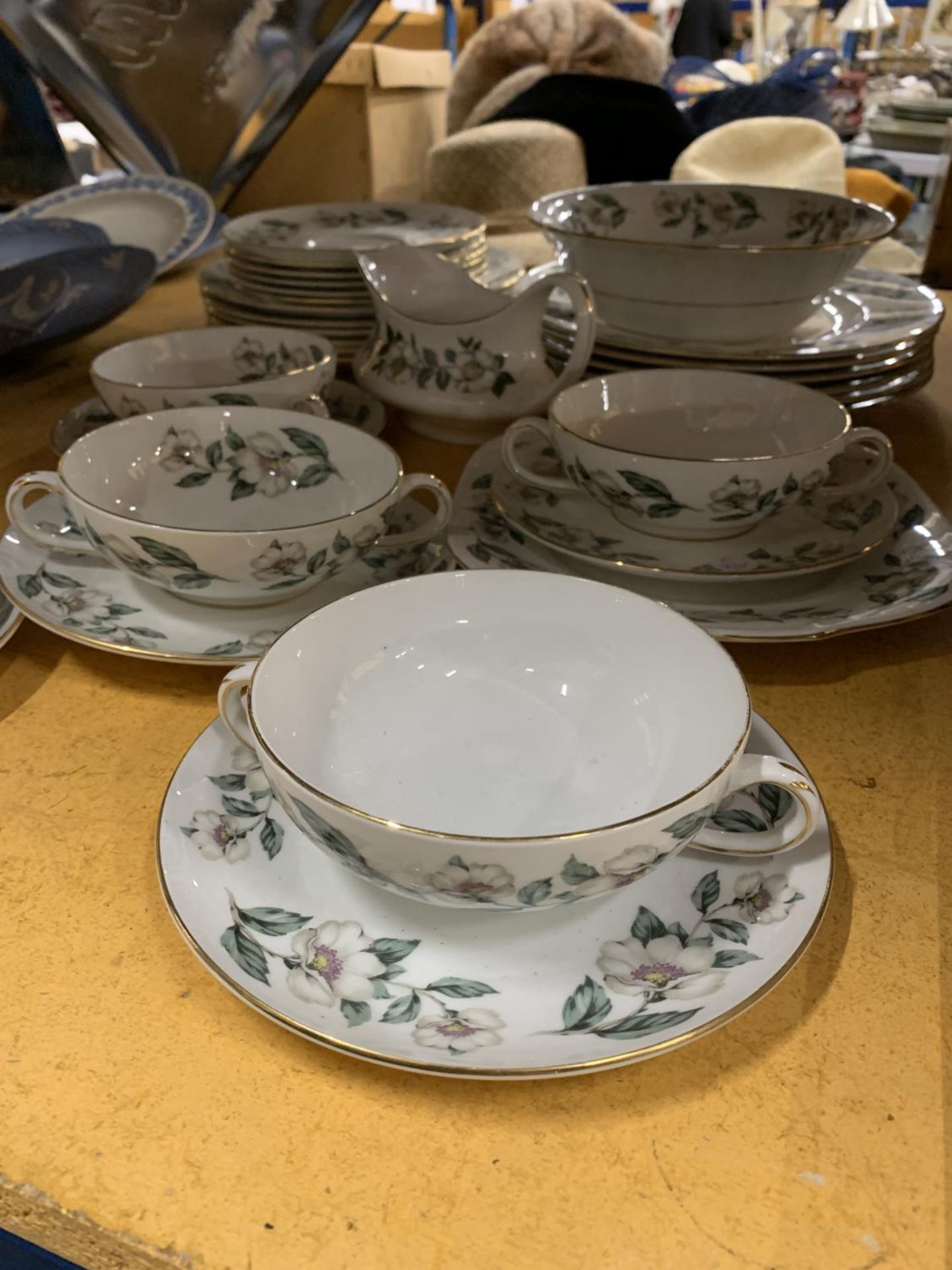 A QUANTITY OF CROWN STAFFORDSHIRE DINNERWARE TO INCLUDE SOUP COUPES AND SAUCERS, PLATES, A SERVING - Image 4 of 6