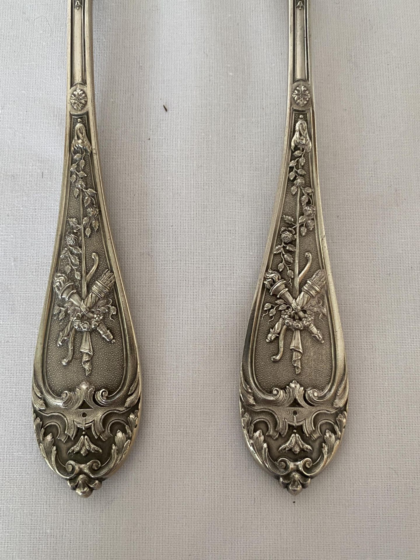 A PAIR OF VICTORIAN 1895 HALLMARKED LONDON SILVER FISH KNIFE AND SPOON SERVERS, MAKER A.H, GROSS - Image 8 of 15