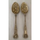 A PAIR OF ELIZABETH II 1972 HALLMARKED SHEFFIELD SILVER BERRY SPOONS, MAKER COOPER BROTHERS & SONS