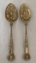 A PAIR OF ELIZABETH II 1972 HALLMARKED SHEFFIELD SILVER BERRY SPOONS, MAKER COOPER BROTHERS & SONS