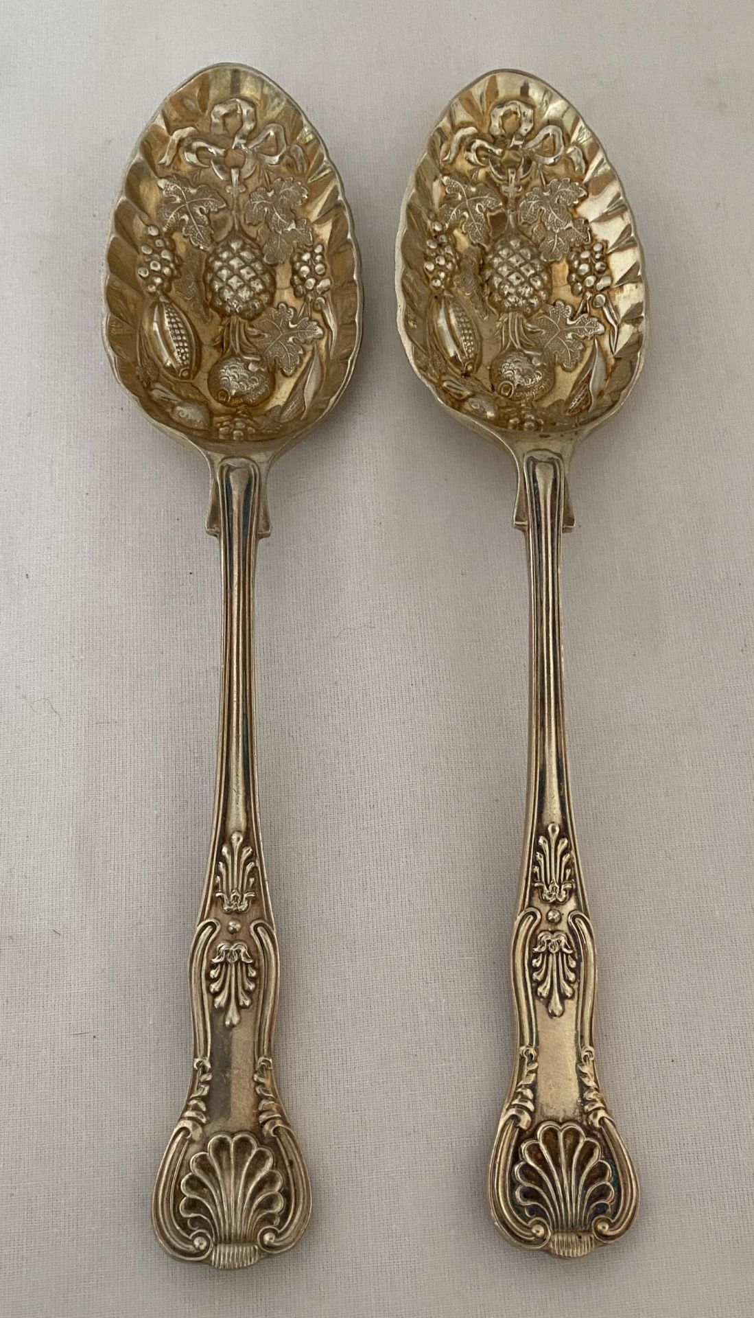 A PAIR OF ELIZABETH II 1972 HALLMARKED SHEFFIELD SILVER BERRY SPOONS, MAKER COOPER BROTHERS & SONS