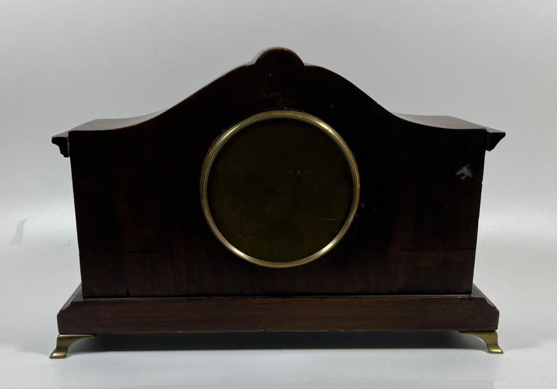 A MAHOGANY MANTLE CLOCK WITH BRASS COLUMNS AND FEET WITH JAPE FRERES MOVEMENT, 19 X 28 CM - Image 3 of 7
