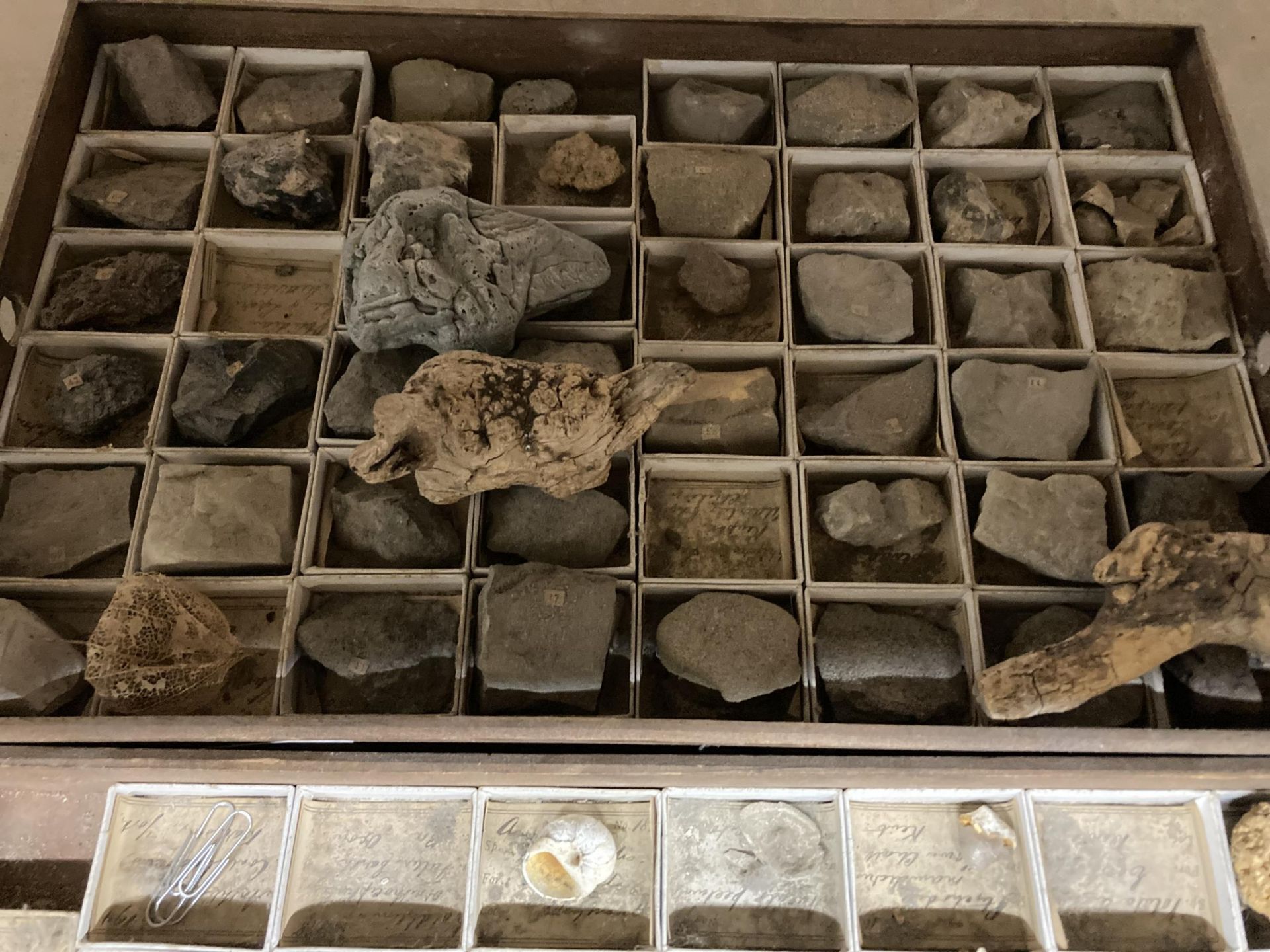 A GROUP OF THREE TRAYS OF ASSORTED ROCKS AND FURTHER GEOLOGY RELATED ITEMS - Bild 4 aus 4