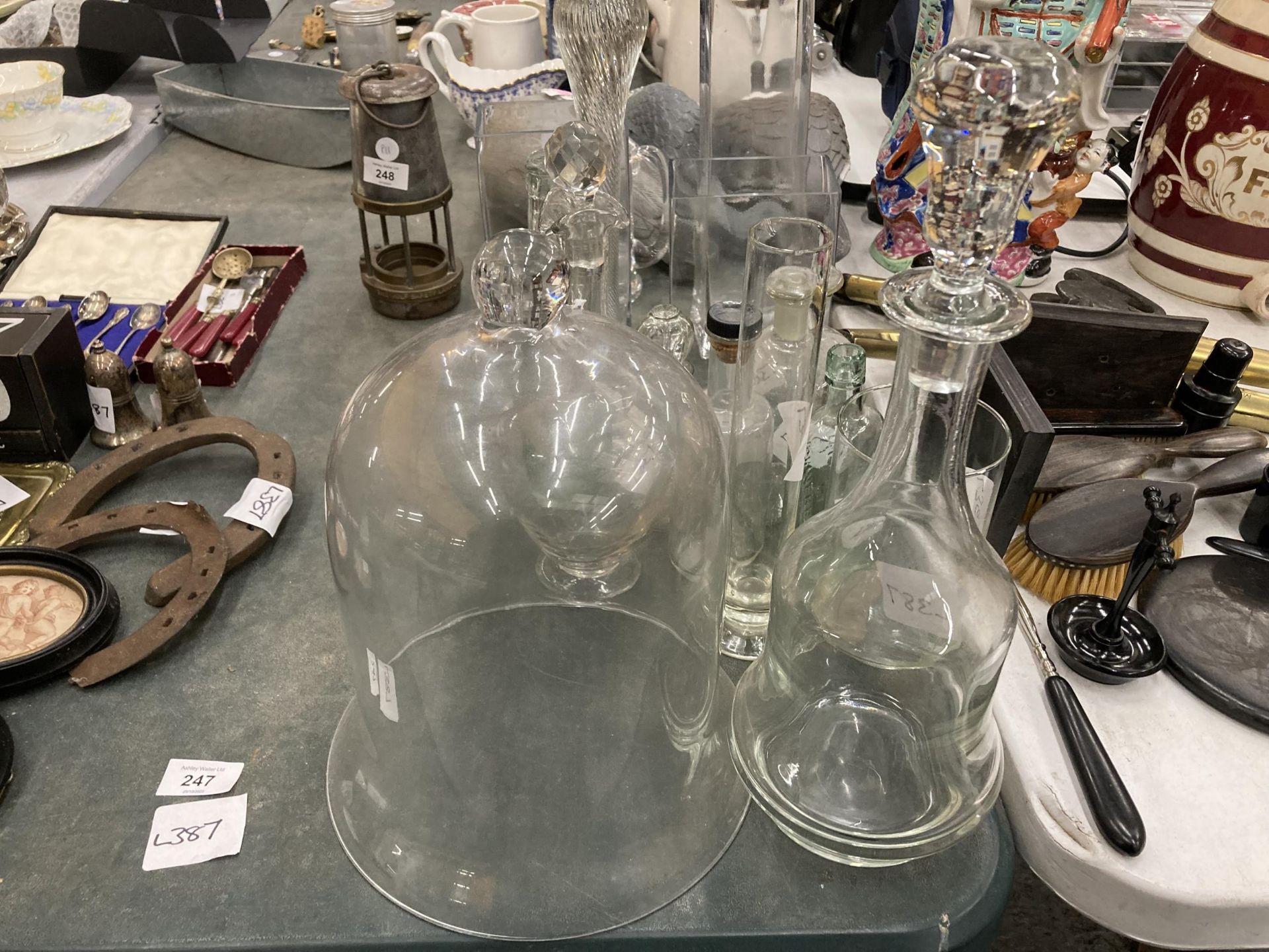 A COLLECTION OF GLASS ITEMS TO INCLUDE CLOCHE DOME, DECANTER, BOTTLES ETC