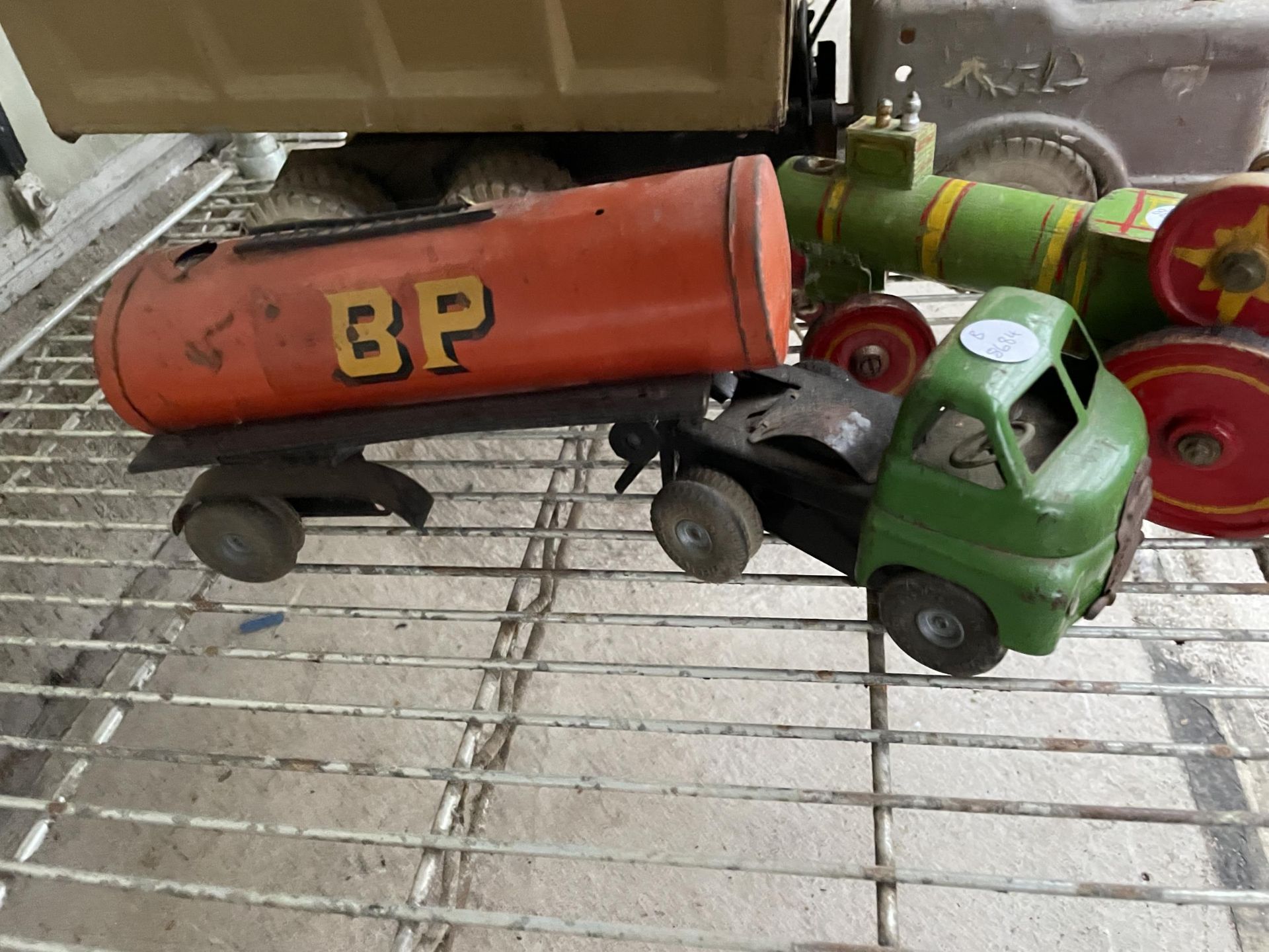 AN ASSORTMENT OF VINTAGE TIN TOYS TO INCLUDE A TIPPER TRUCK ETC - Image 5 of 5