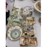 A MIXED LOT OF CERAMICS TO INCLUDE COALPORT, AYNSLEY WILD TUDOR, ROYAL DOULTON CABINET PLATES ETC