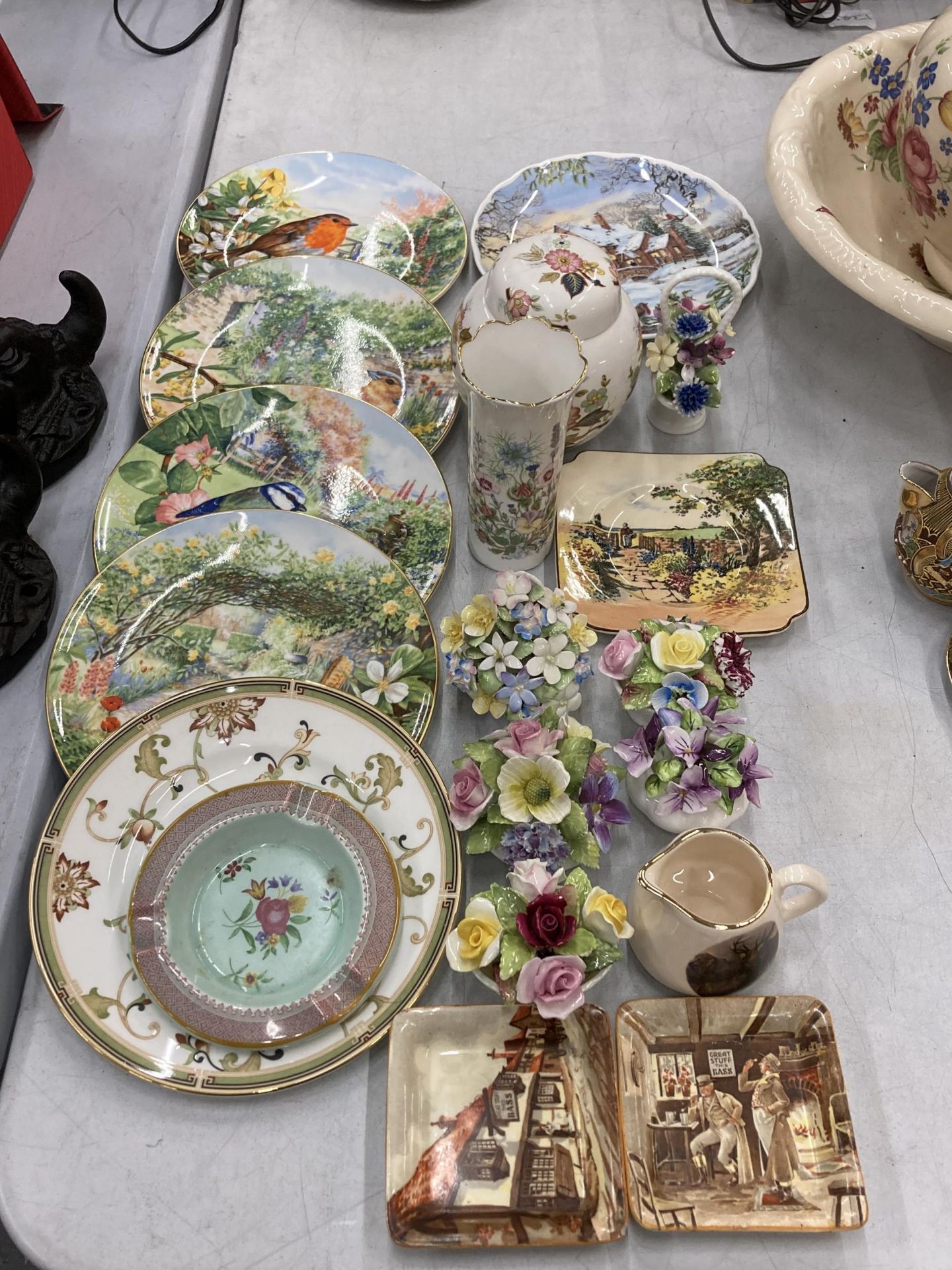 A MIXED LOT OF CERAMICS TO INCLUDE COALPORT, AYNSLEY WILD TUDOR, ROYAL DOULTON CABINET PLATES ETC