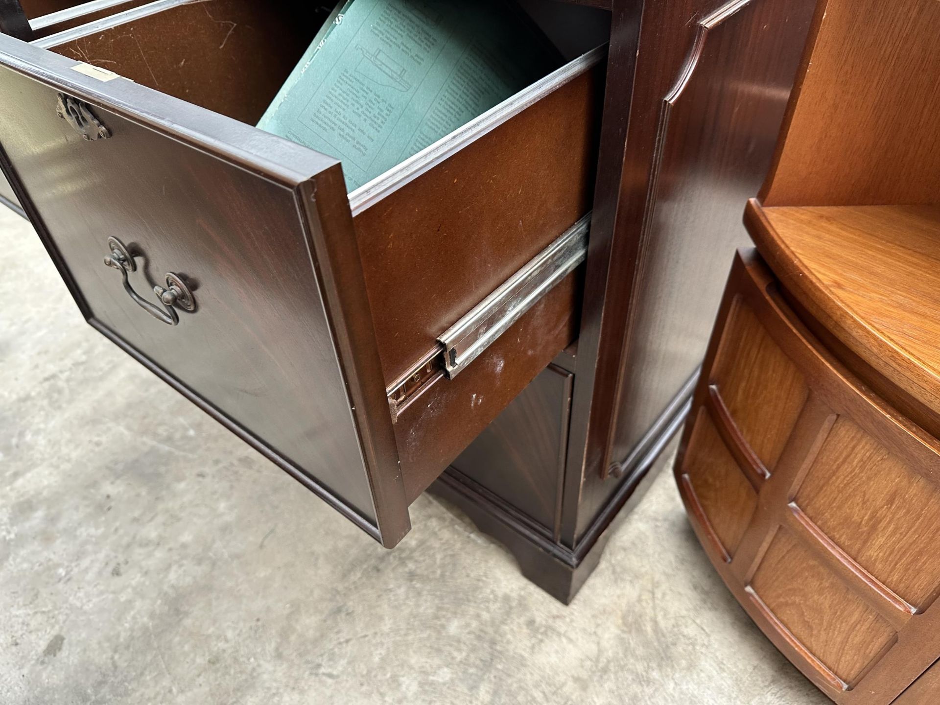 A MAHOGANY AND RED LEATHER TOPPED FOUR DRAWER CABINET - Image 4 of 5