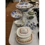 A QUANTITY OF VINTAGE CERAMICS TO INCLUDE A COALPRT LIDDED DISH AND SAUCER, A SERVING TUREEN, FOOTED