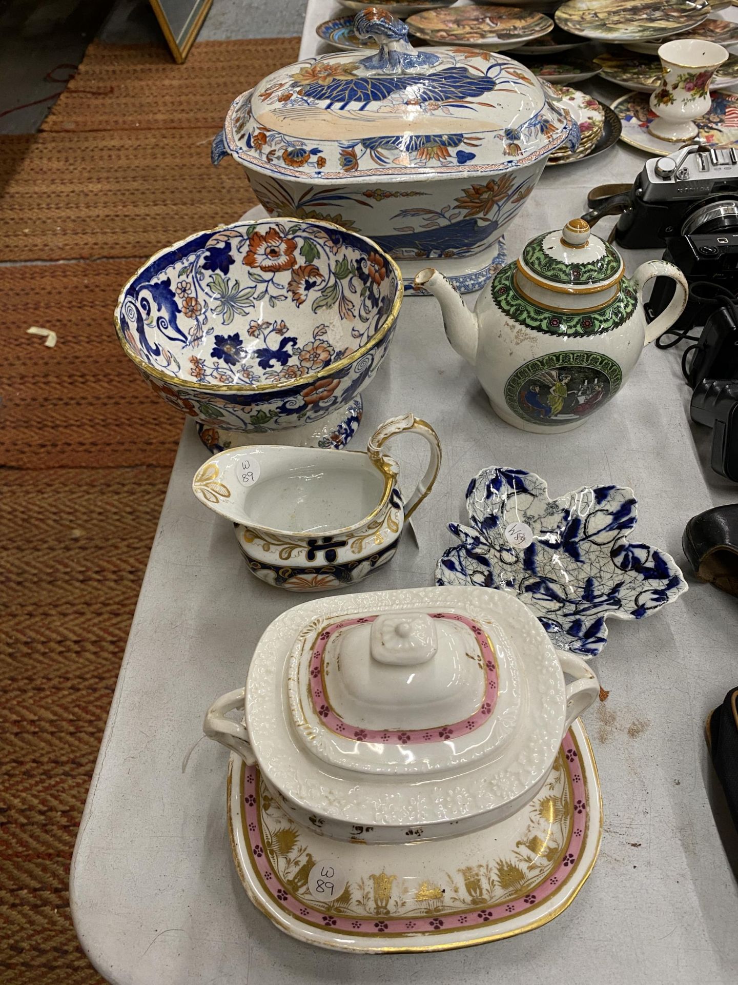 A QUANTITY OF VINTAGE CERAMICS TO INCLUDE A COALPRT LIDDED DISH AND SAUCER, A SERVING TUREEN, FOOTED