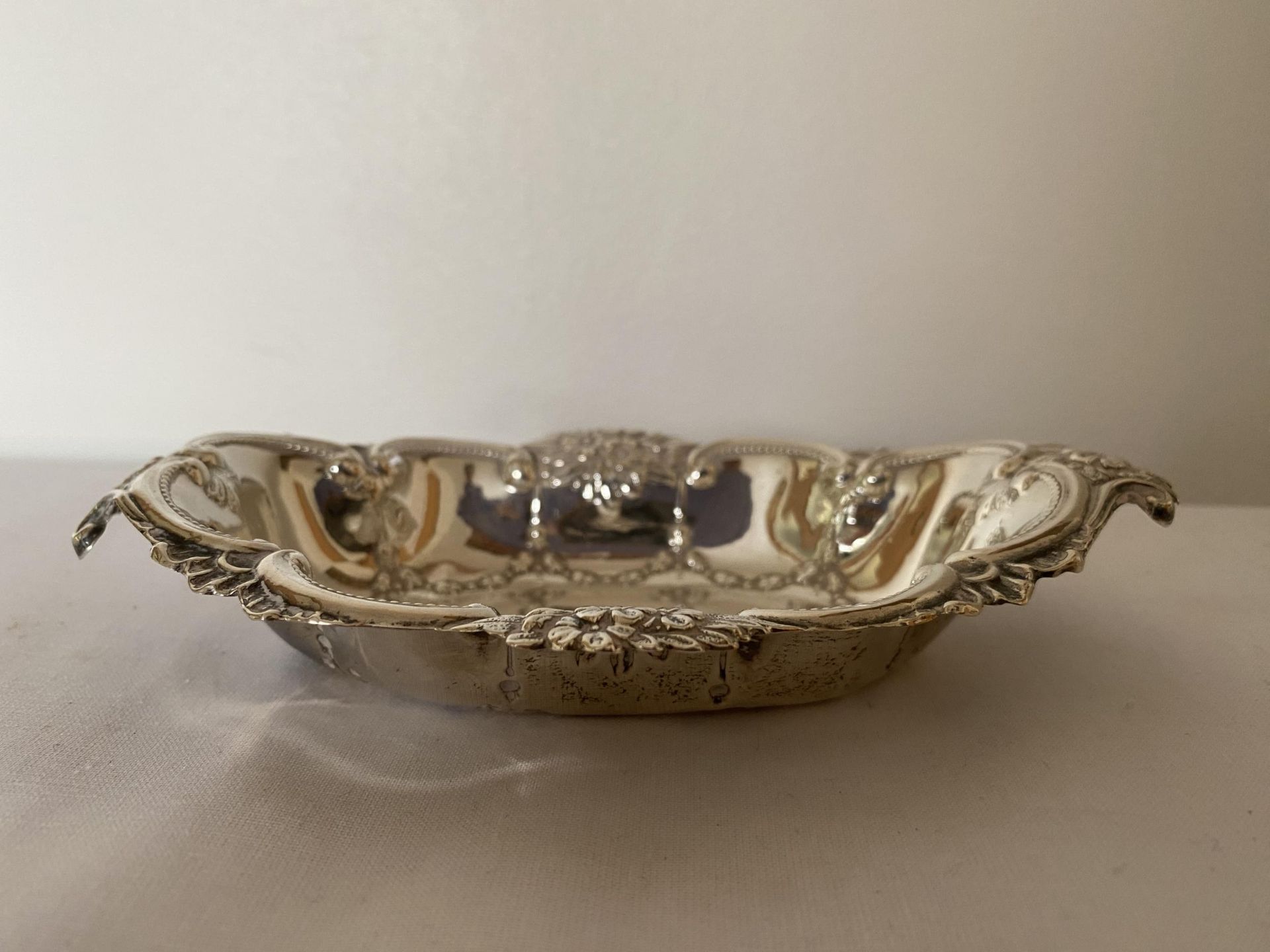 A 1901 HALLMARKED CHESTER SILVER DISH, MAKER GEORGE NATHAN & RIDLEY HAYES, GROSS WEIGHT 27 GRAMS - Image 7 of 21