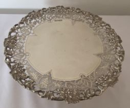 AN ELIZABETH II 1958 HALLMARKED SHEFFIELD SILVER PEDESTAL DISH WITH PIERCED FOLIATE DESIGN, MAKER