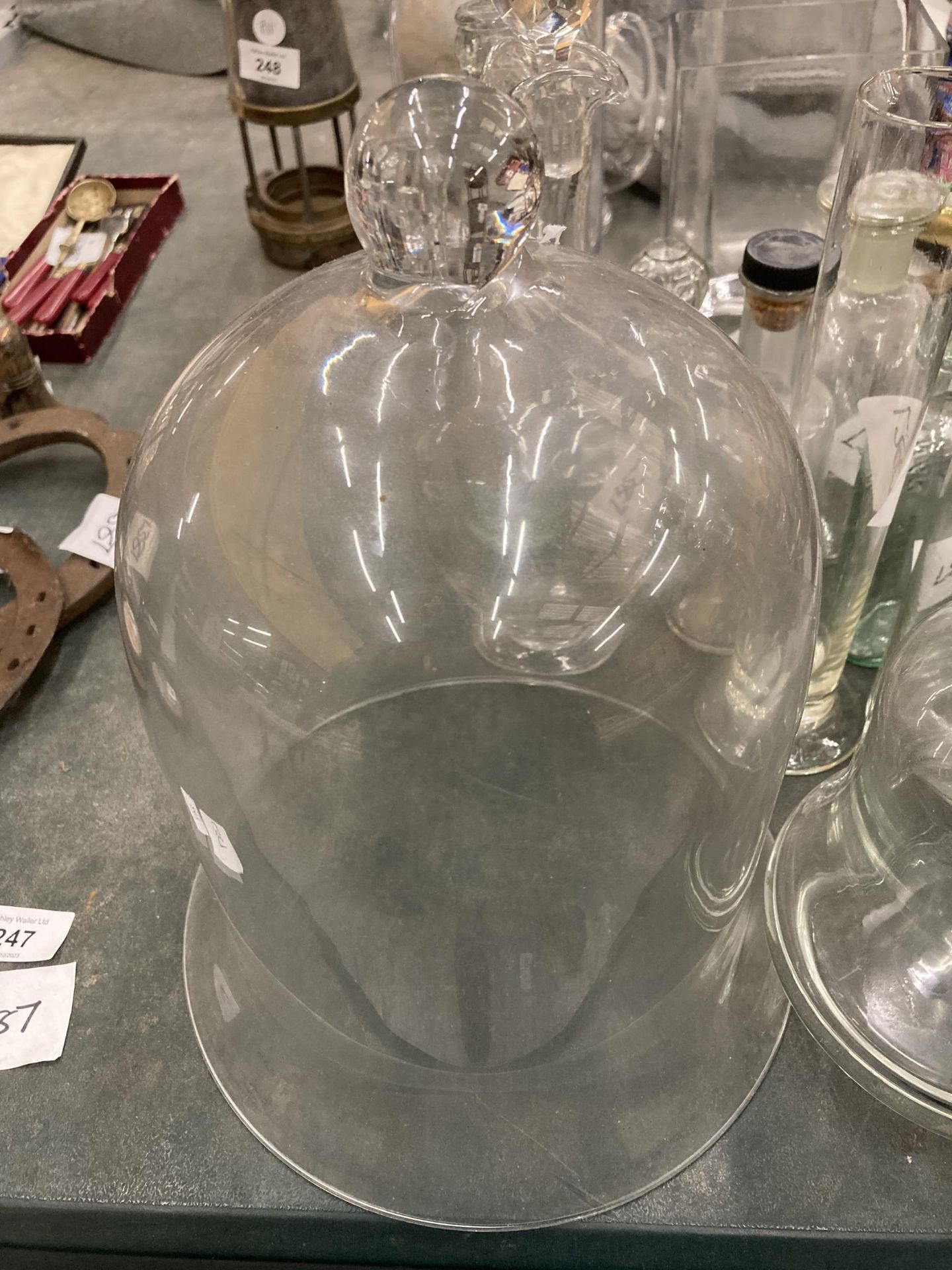 A COLLECTION OF GLASS ITEMS TO INCLUDE CLOCHE DOME, DECANTER, BOTTLES ETC - Image 2 of 4