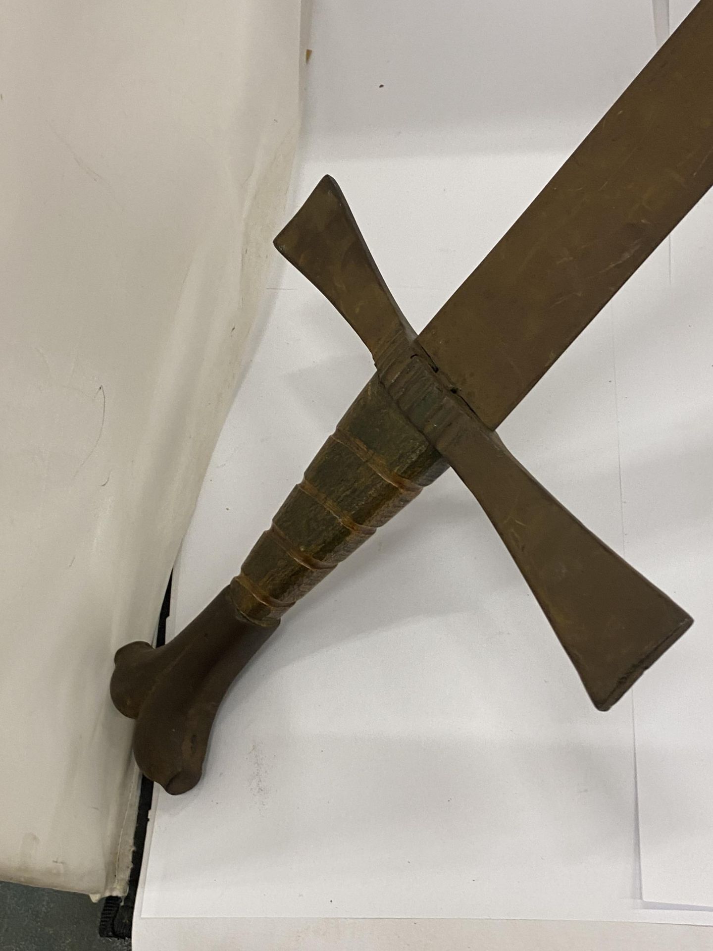 AN ENGLISH LONG SWORD, 43 INCHES IN LENGTH - Image 2 of 2