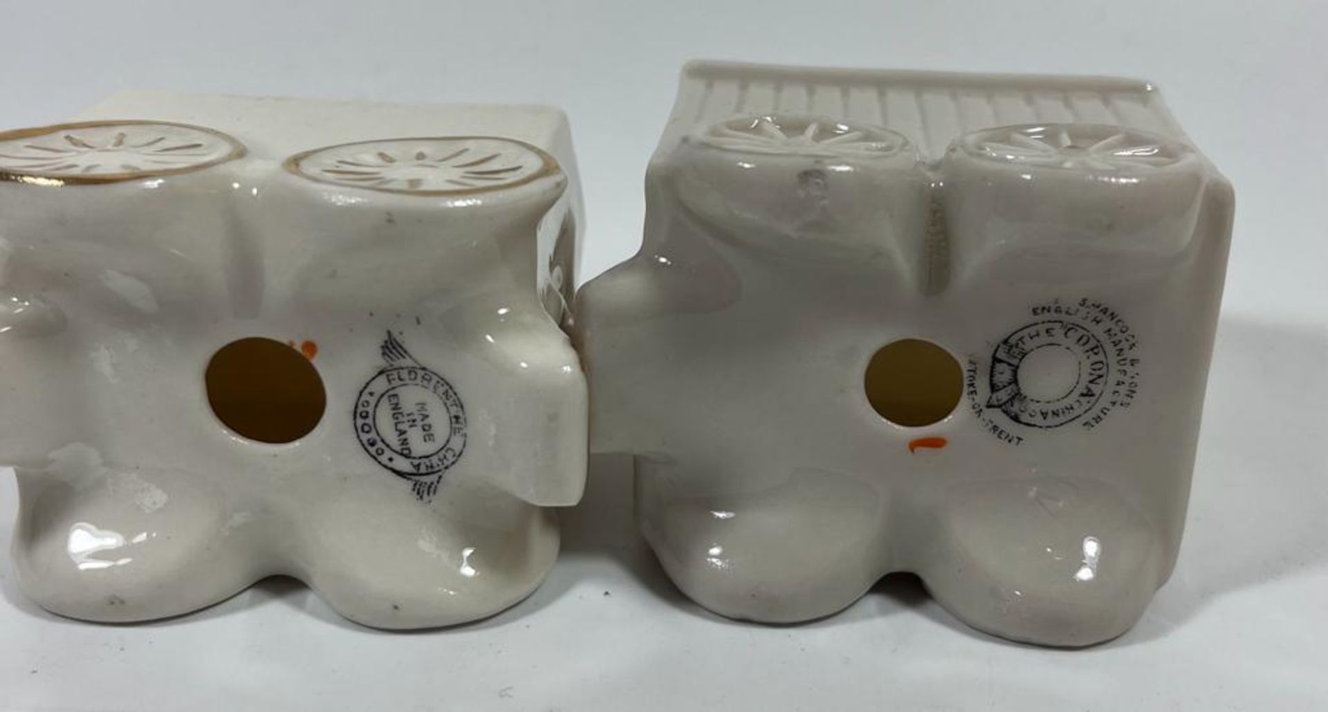 A PAIR OF VINTAGE CRESTED WARE CHINA BATHING HUTS, FLORENTINE & CORONA - MORECAMBE AND APPLESY - Image 3 of 3