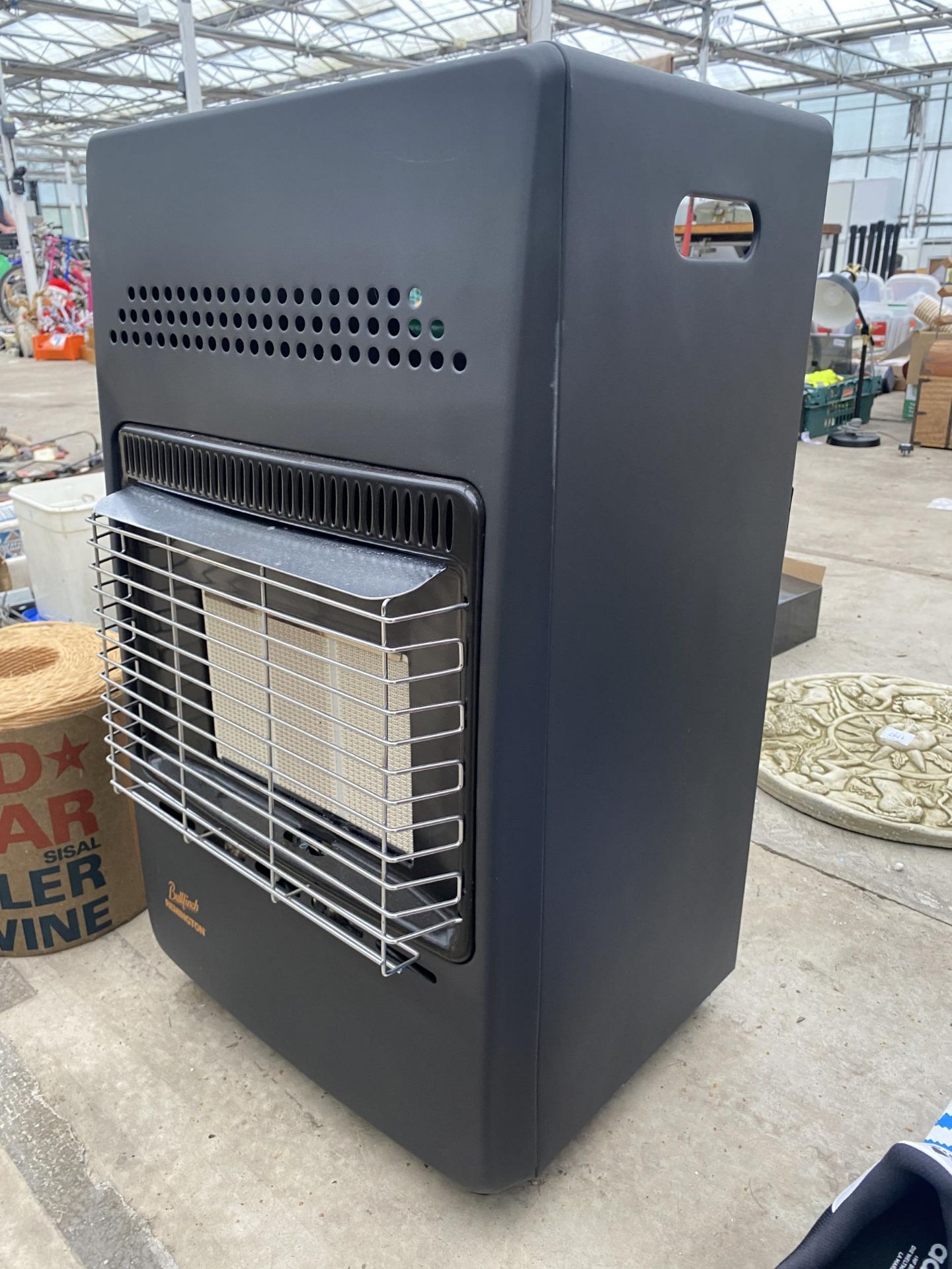 A BULLFINCH REMINGTON GAS HEATER WITH GAS BOTTLE - Bild 2 aus 4