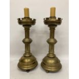 A PAIR OF ECCLESIASTICAL TOWER DESIGN BRASS COLUMN ALTAR CANDLESTICKS