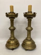 A PAIR OF ECCLESIASTICAL TOWER DESIGN BRASS COLUMN ALTAR CANDLESTICKS