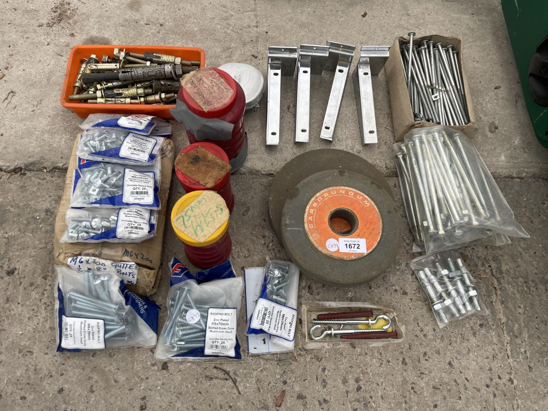 AN ASSORTMENT OF HARDWARE TO INCLUDE GRINDING DISCS, BOLTS AND BRACKETS ETC