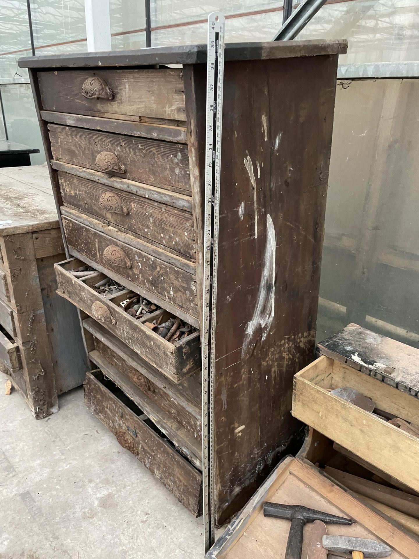 A VINTAGE PINE EIGHT DRAWER CHEST WITH AN ASSORTMENT OF VINTAGE HARDWARE ETC - Bild 3 aus 8