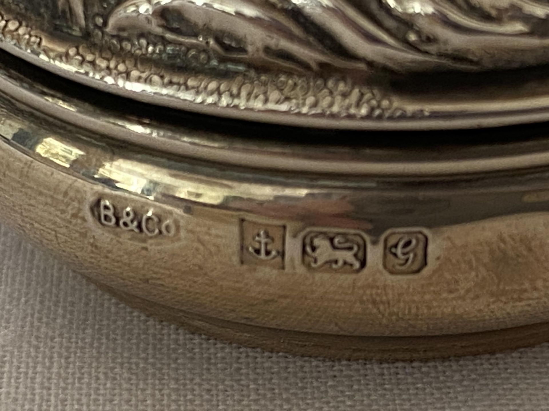 AN ELIZABETH II 1981 HALLMARKED BIRMINGHAM SILVER CIRCULAR PILL BOX WITH GILT INTERIOR, MAKER W I - Image 11 of 12