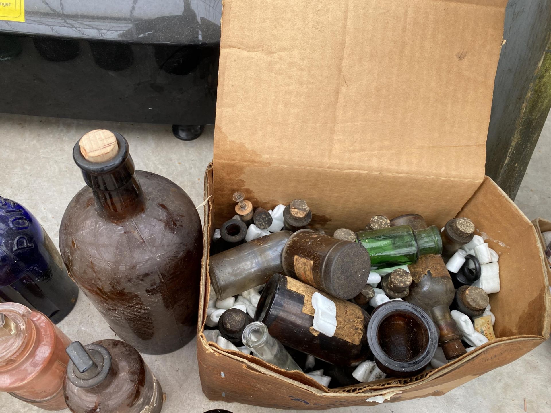 AN ASSORTMENT OF VINTAGE GLASS MEDICINE BOTTLES - Image 3 of 3