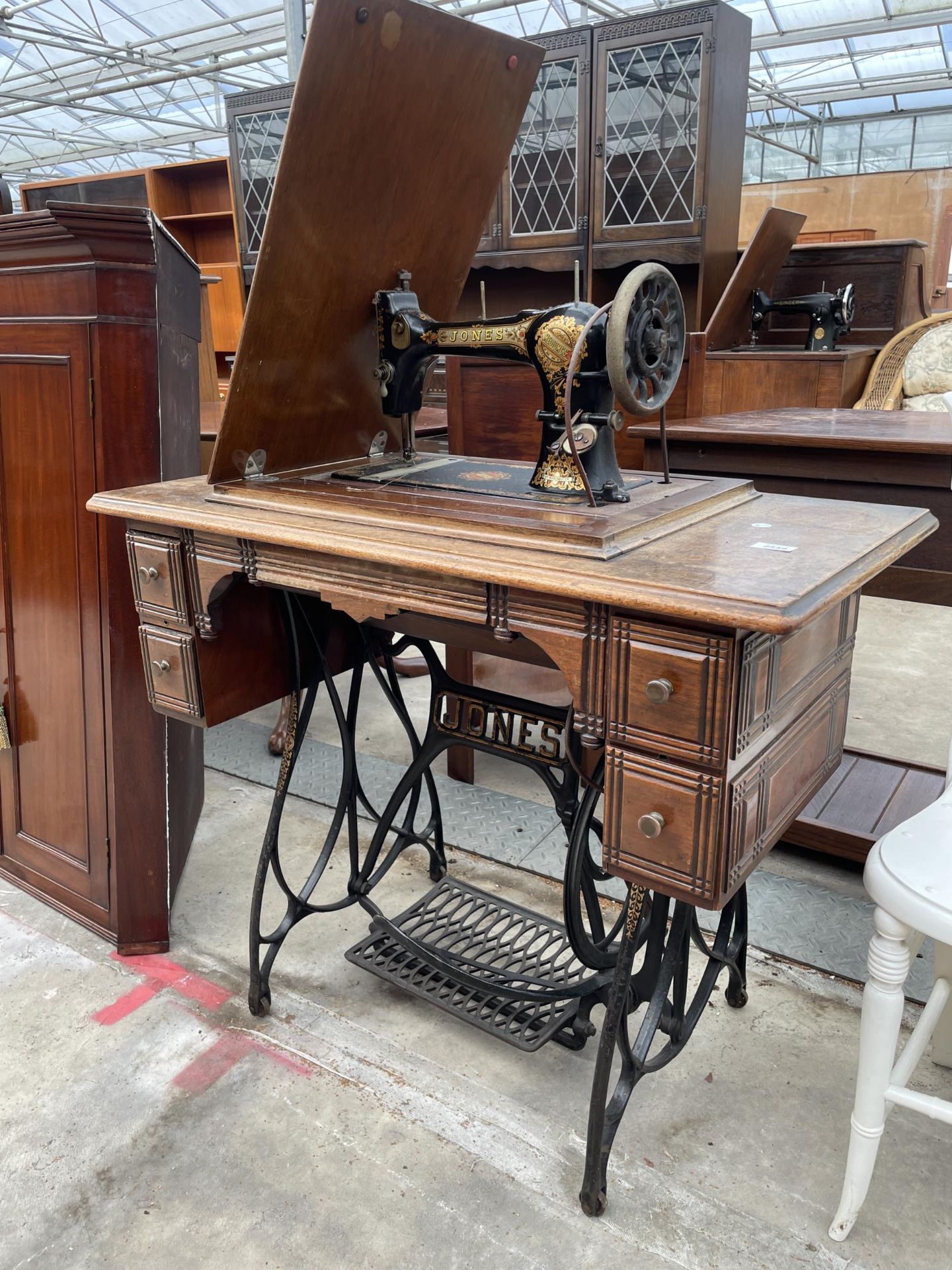 A JONES TREADLE SEWING MACHINE (SERIAL NO.59498), AS SUPPLIED TO HER MAJESTY QUEEN ALEXANDRA,