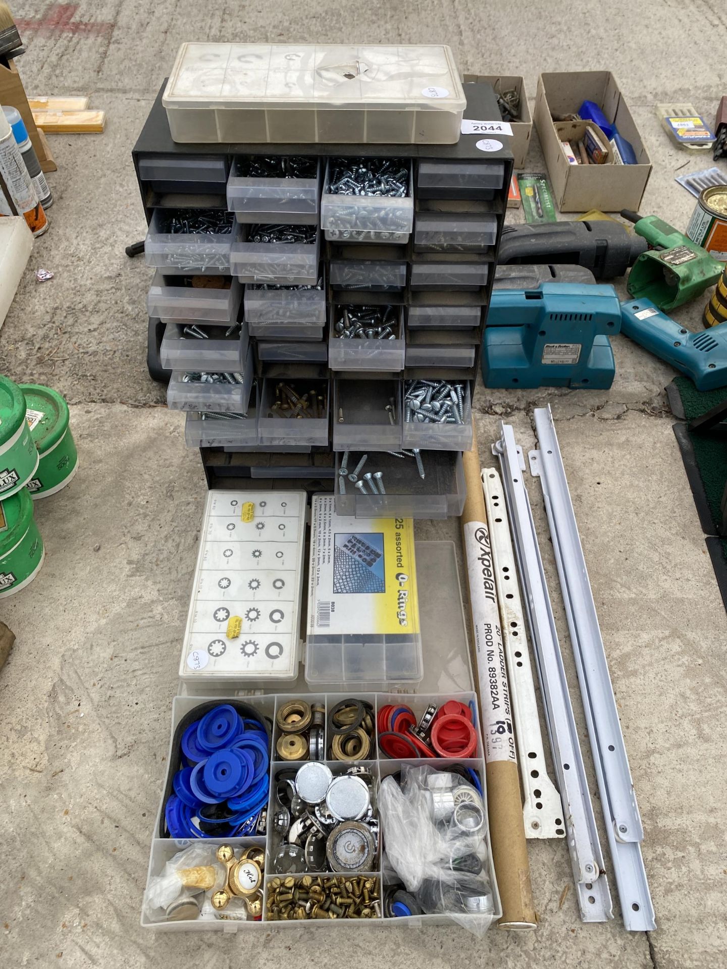 AN ASSORTMENT OF HARDWARE TO INCLUDE SCREWS AND WASHERS ETC