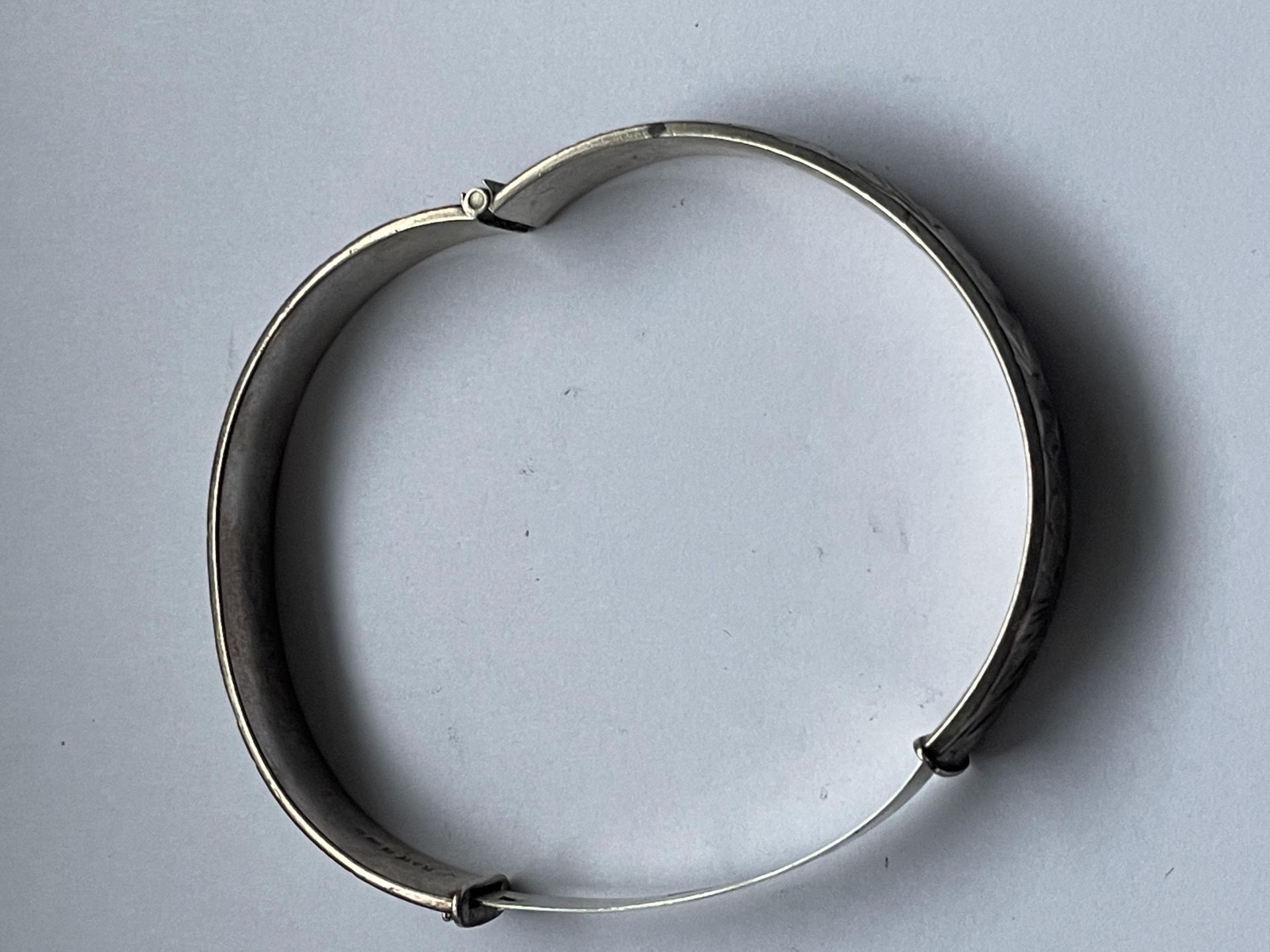 AN ELIZABETH II 1978 HALLMARKED BIRMINGHAM SILVER BANGLE, MAKER RIGBY & WILSON, WEIGHT 16.7 GRAMS - Image 9 of 12