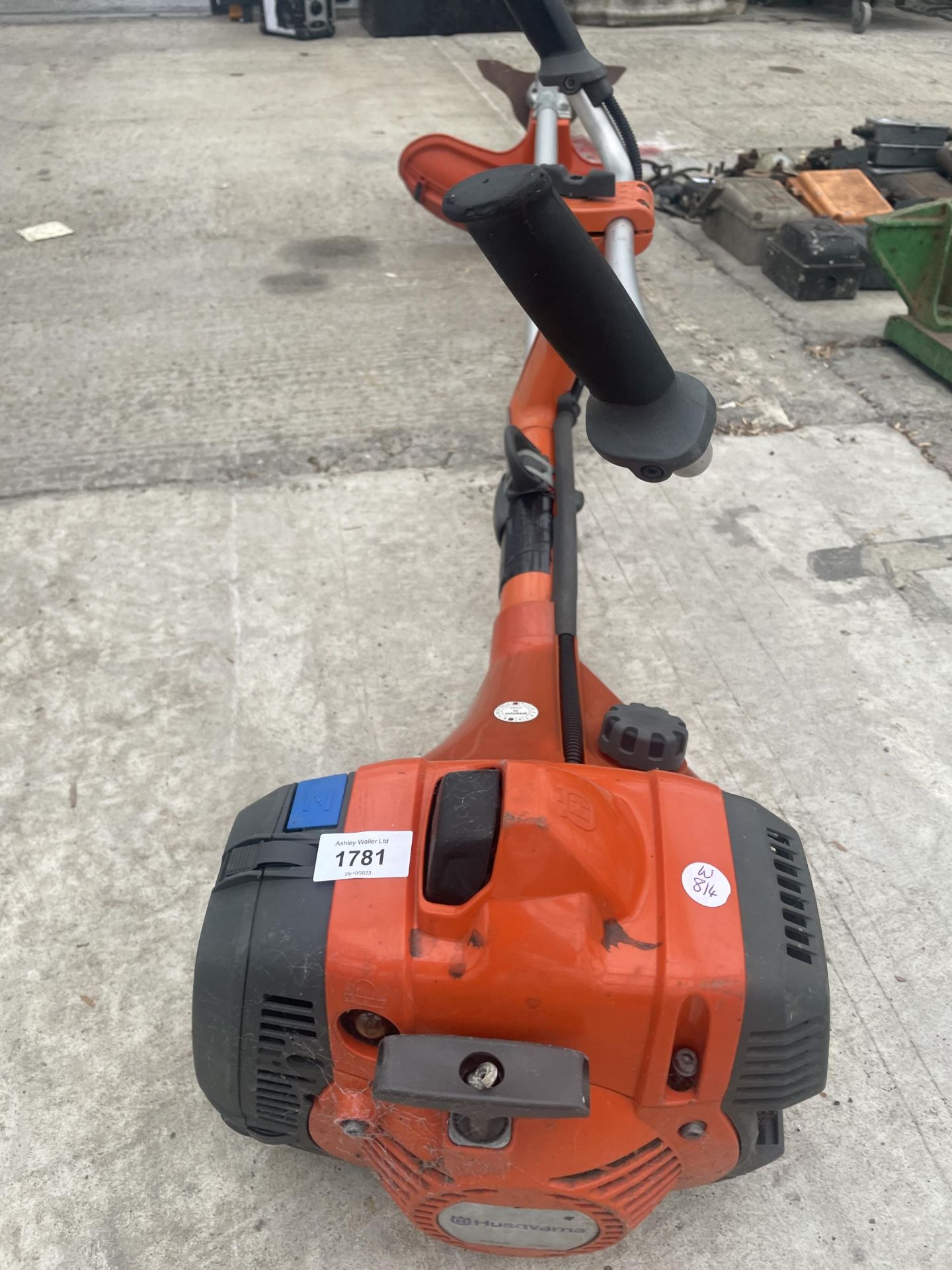 A HUSQVARNA PETROL BUSH CUTTER - Bild 3 aus 3