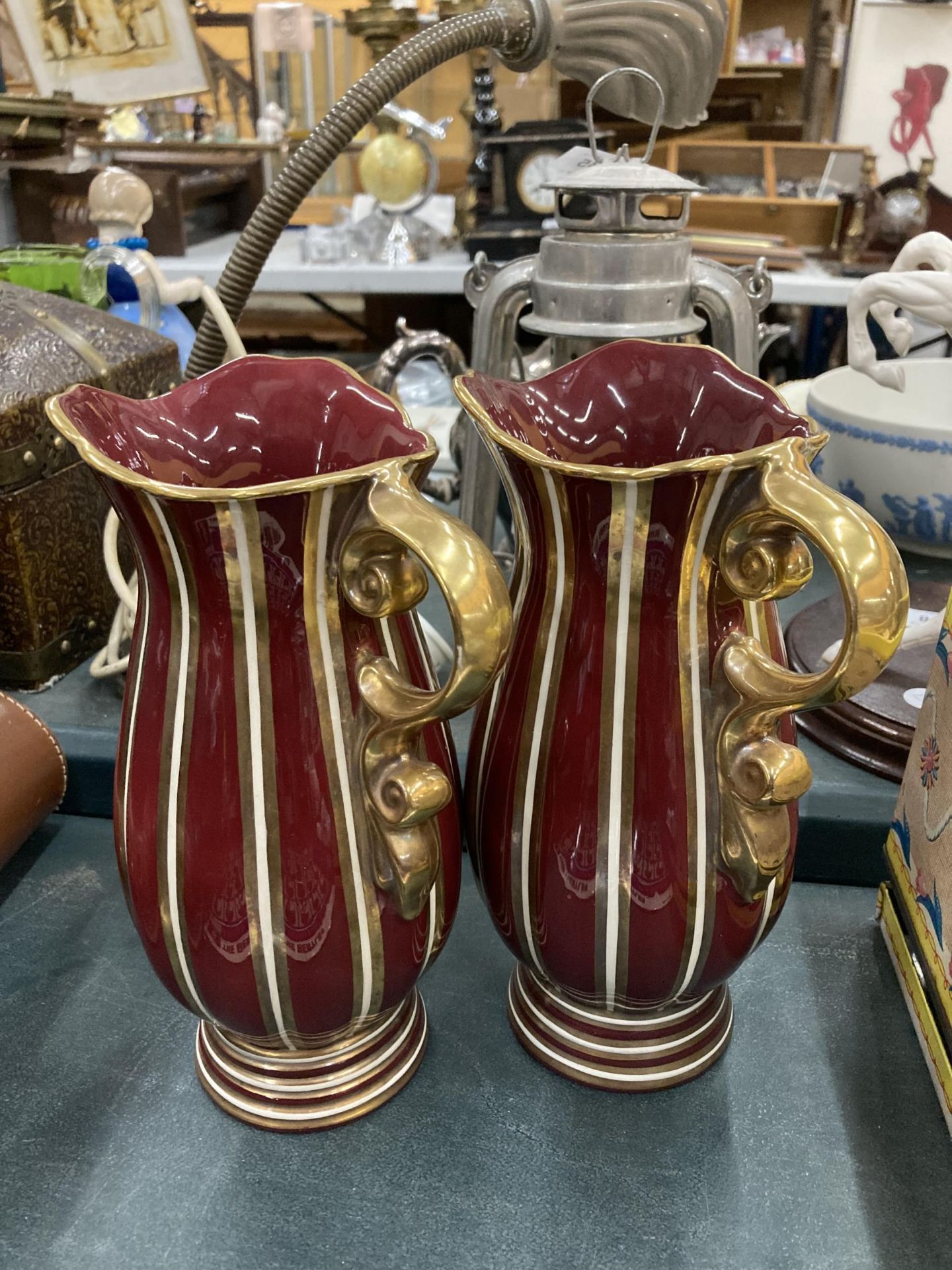 A PAIR OF RED AND GILT DESIGN WADE EMPRESS PATTERN JUGS - Image 2 of 4