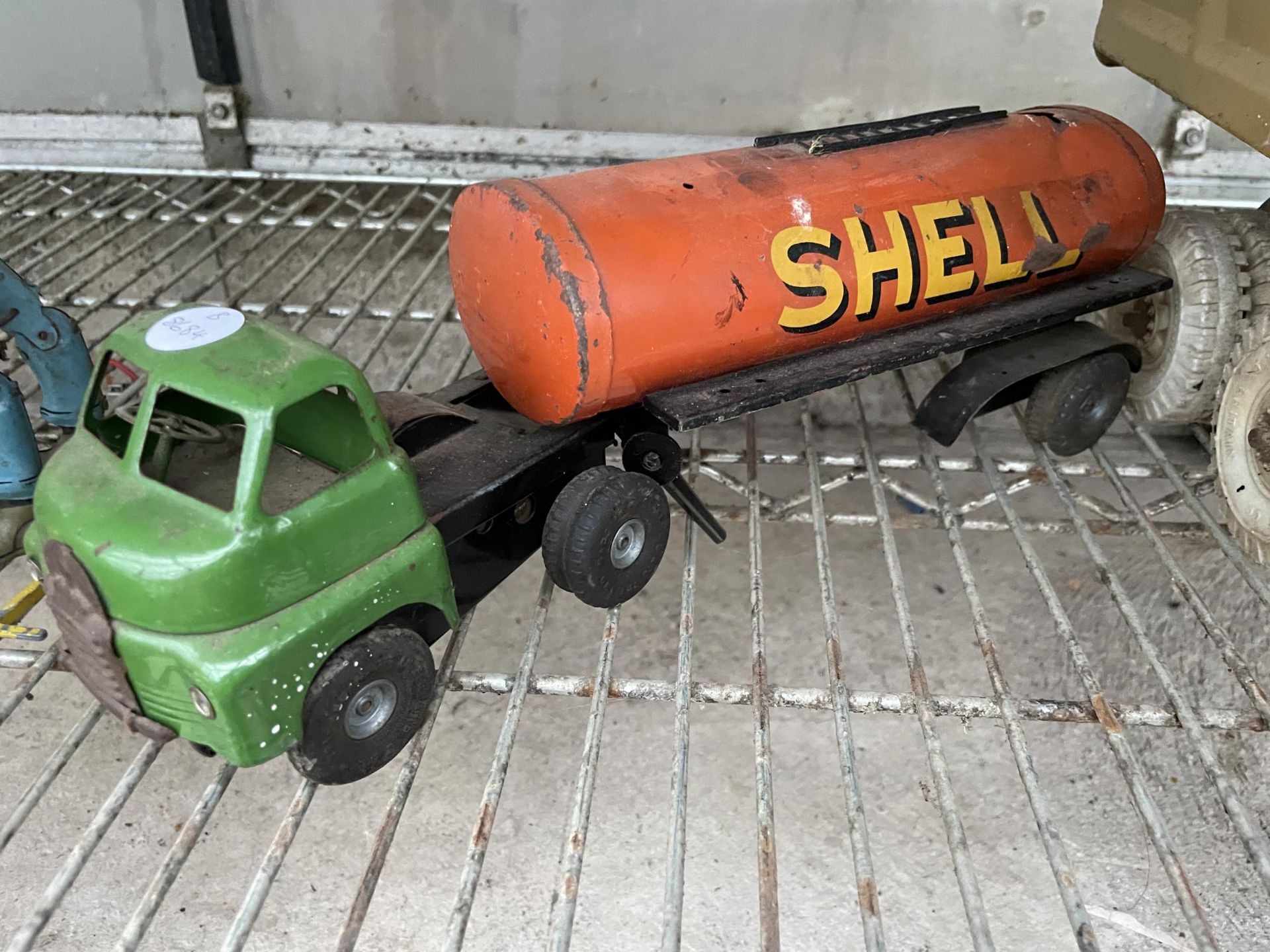 AN ASSORTMENT OF VINTAGE TIN TOYS TO INCLUDE A TIPPER TRUCK ETC - Image 2 of 5