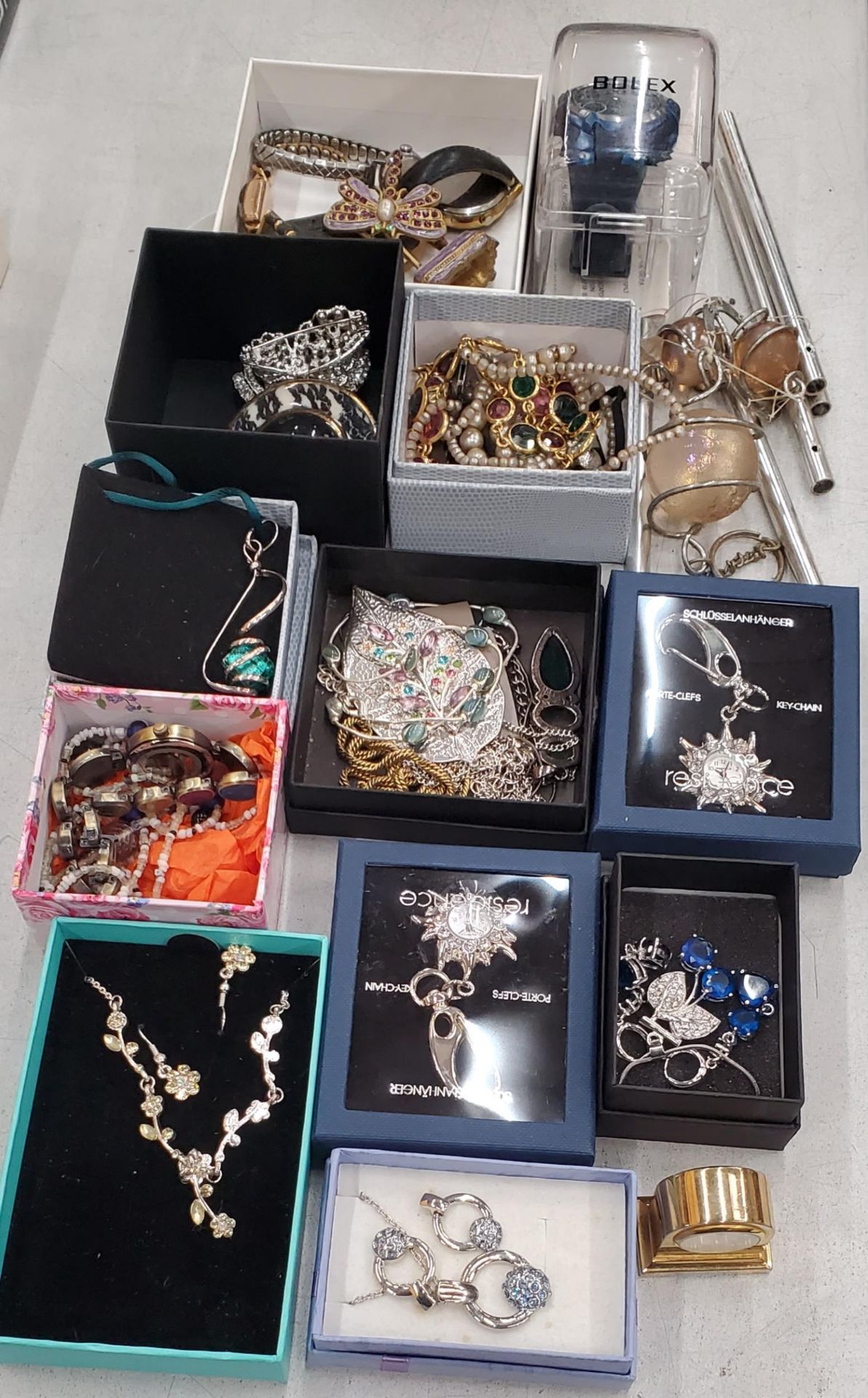 A QUANTITY OF COSTUME JEWELLERY - SOME BOXED - TO INCLUDE NECKLACES, WATCHES, EARRINGS, ETC