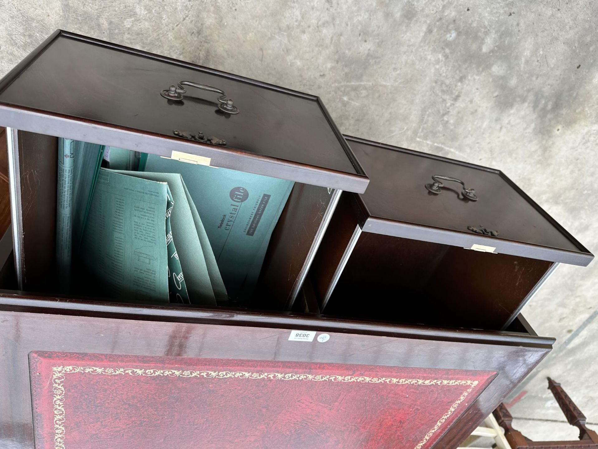 A MAHOGANY AND RED LEATHER TOPPED FOUR DRAWER CABINET - Image 3 of 5