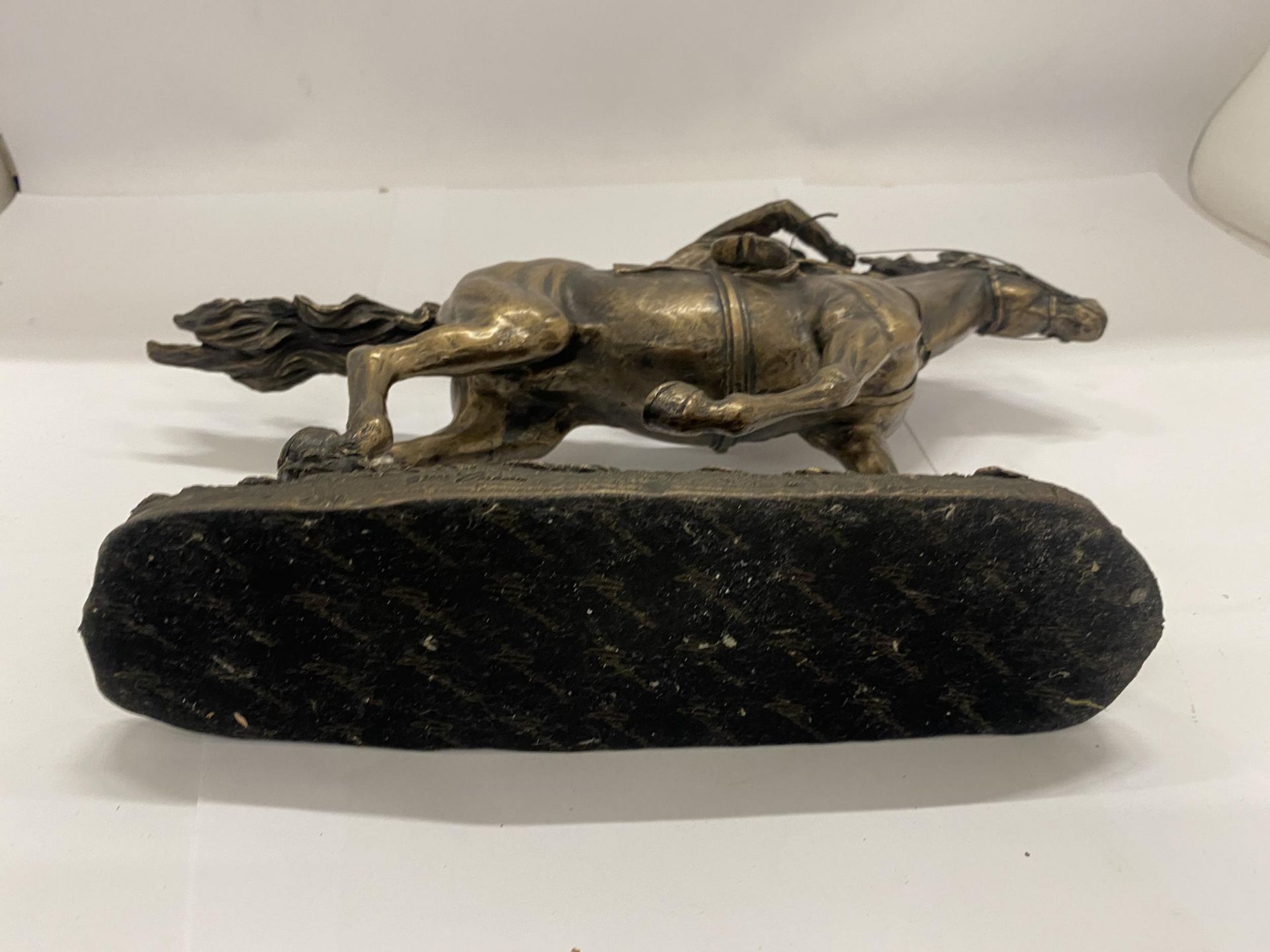 A RESIN FIGURE OF A RACEHORSE AND JOCKEY, HEIGHT 21CM, LENGTH 30CM - Bild 4 aus 4