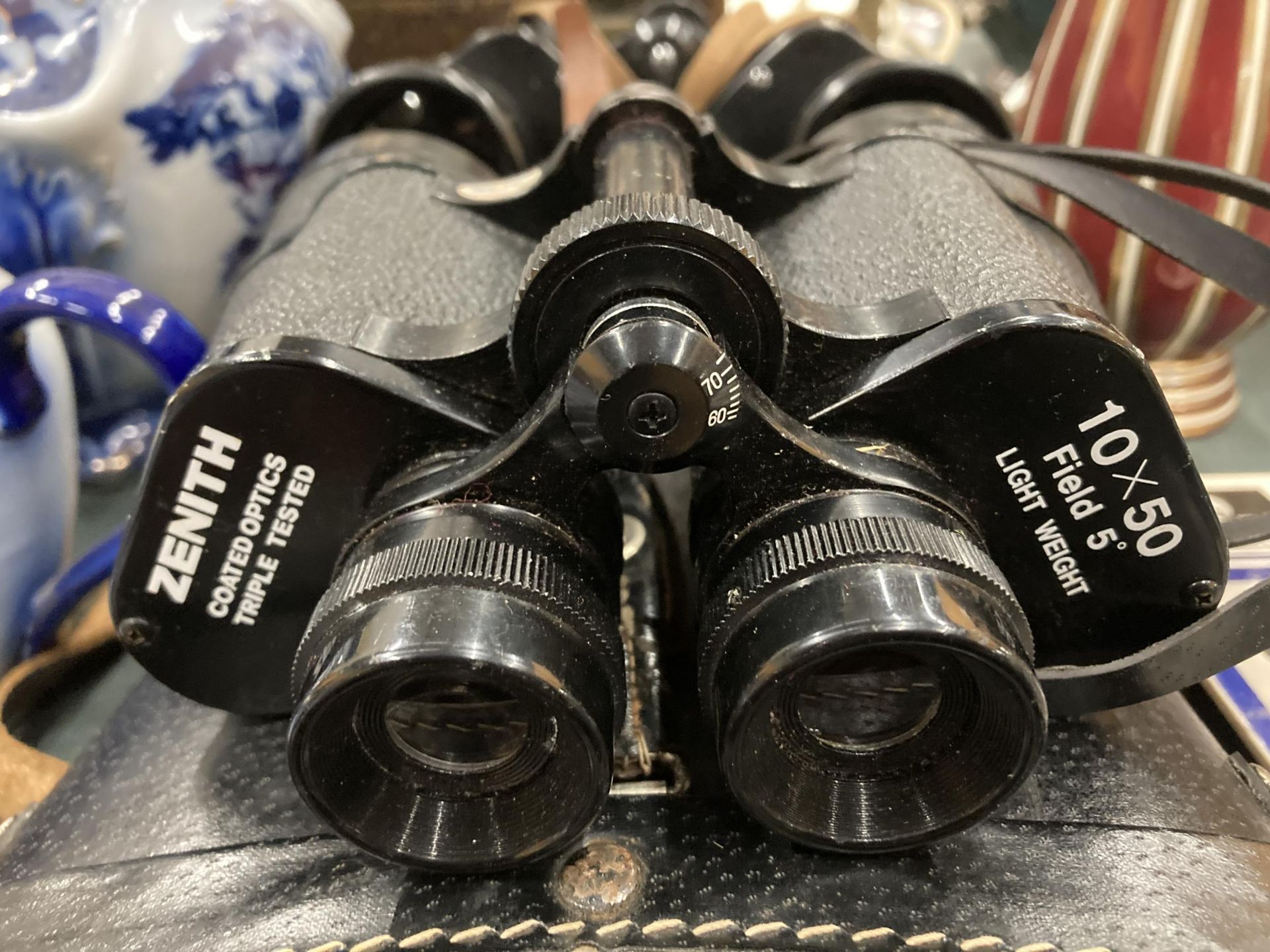 THREE VINTAGE CASED BINOLCULARS - ZENITH, ROSS, LONDON AND 10X50 SET AND A FURTHER PAIR OF - Bild 4 aus 5