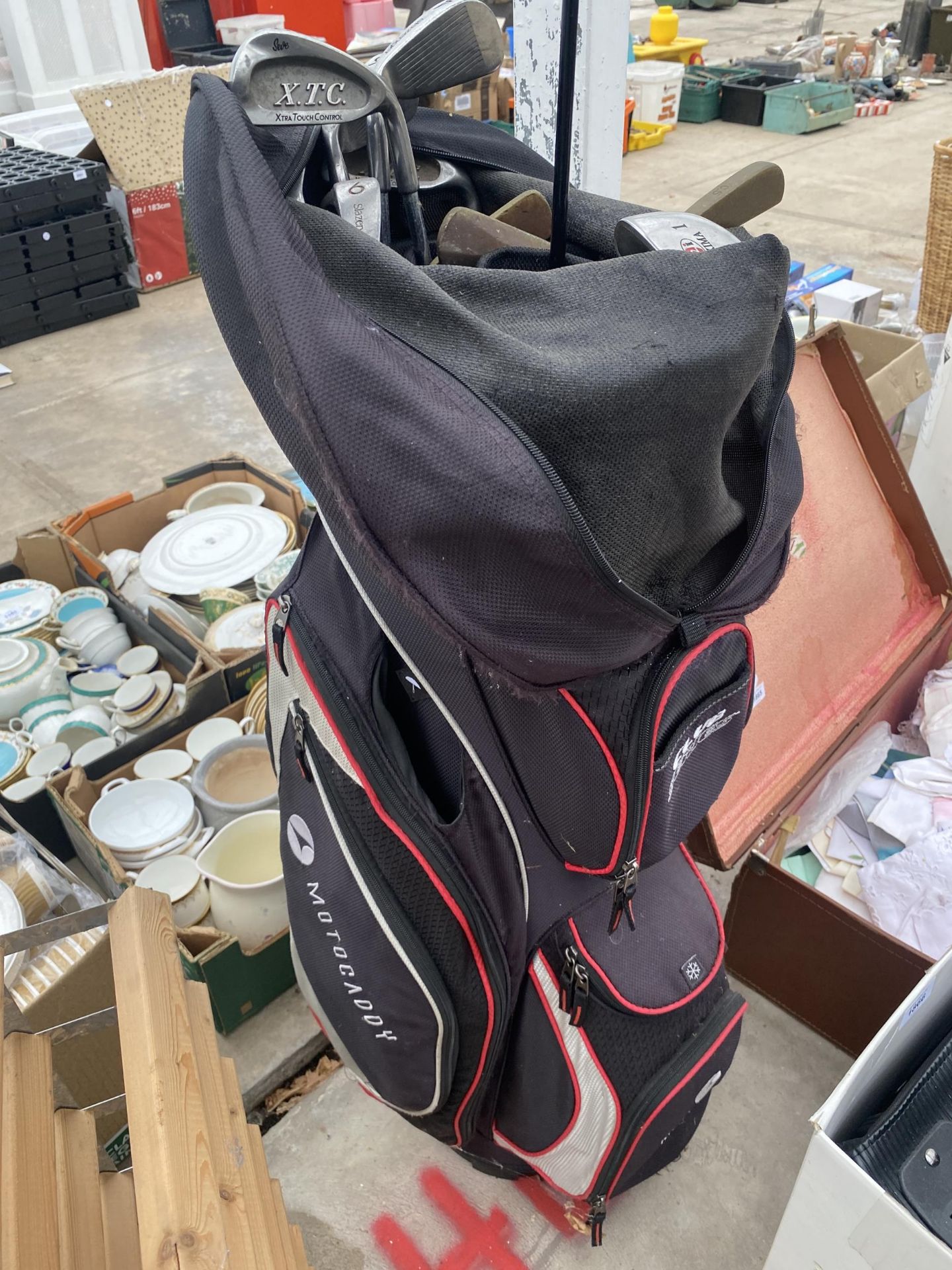A CLUB SERIES GOLF BAG WITH AN ASSORTMENT OF GOLF CLUBS, A GOLF COVERALL TRAVEL BAG AND A BAG OF - Image 3 of 6