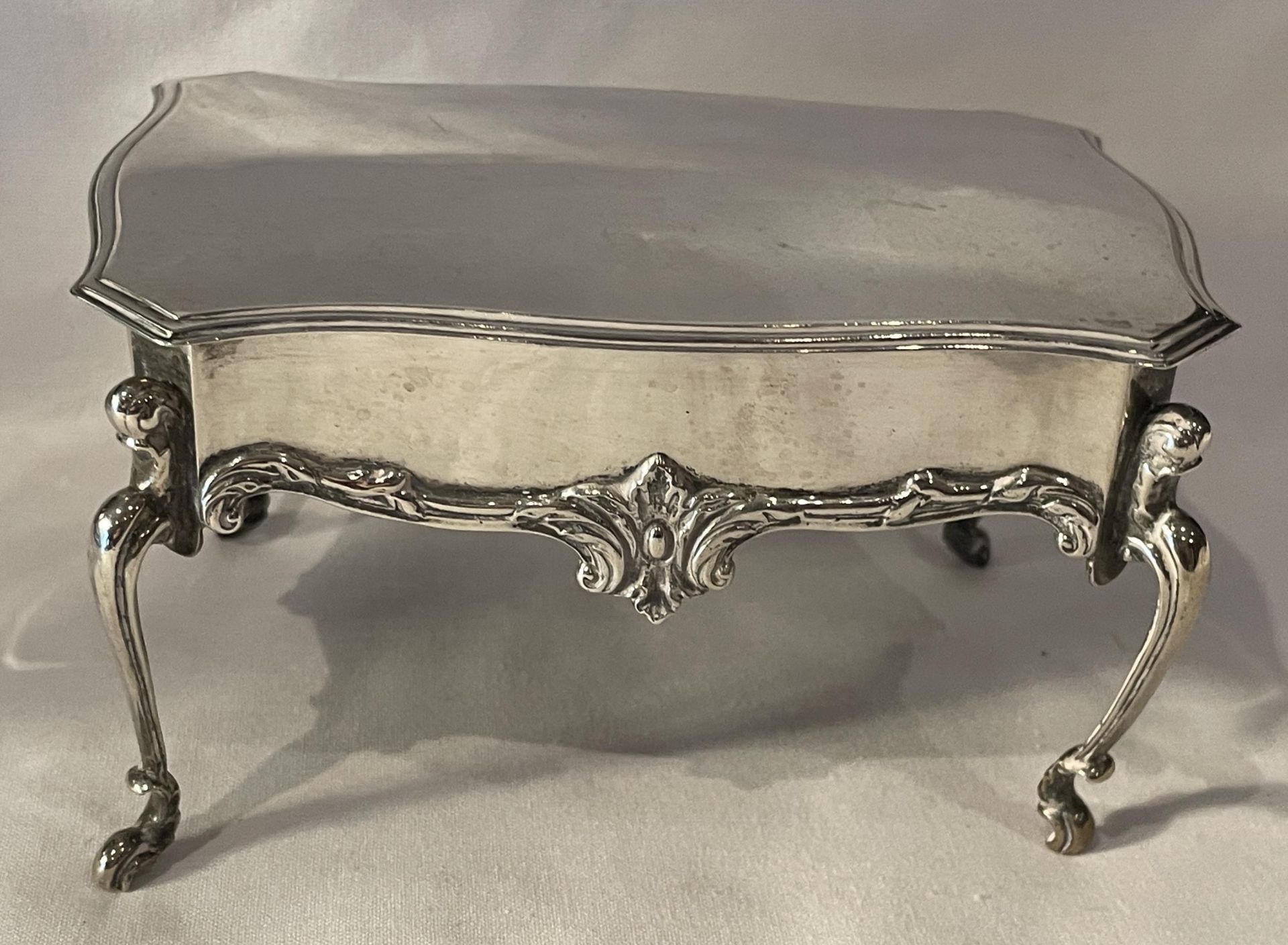 AN EDWARD VII 1904 HALLMARKED LONDON SILVER ORNATE FOUR LEGGED TRINKET BOX WITH BLUE LINER, MAKER - Image 3 of 18