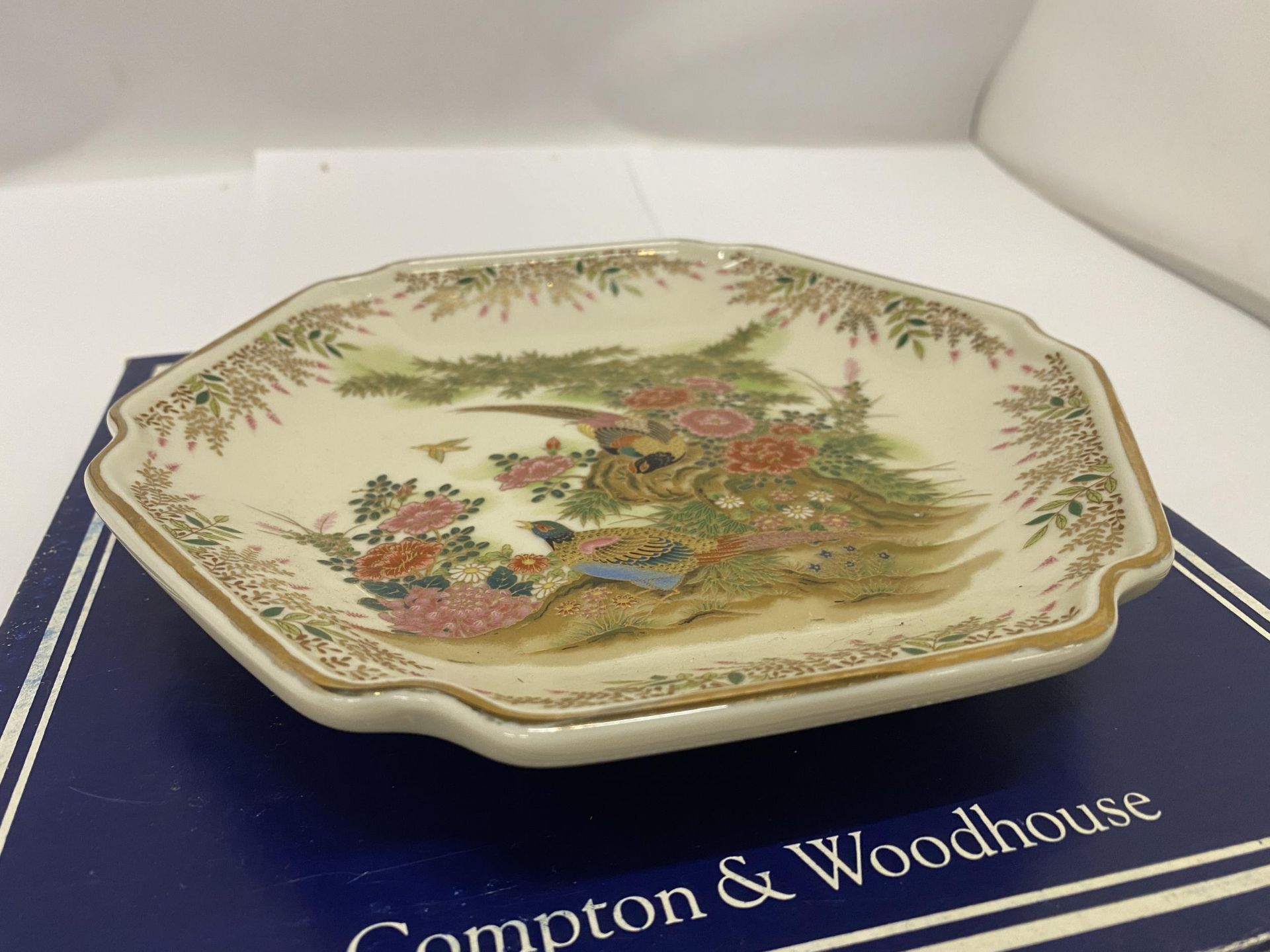 A BOXED COMPTON AND WOODHOUSE ORIENTAL PLATE WITH MARKS TO THE BACK - Image 3 of 3