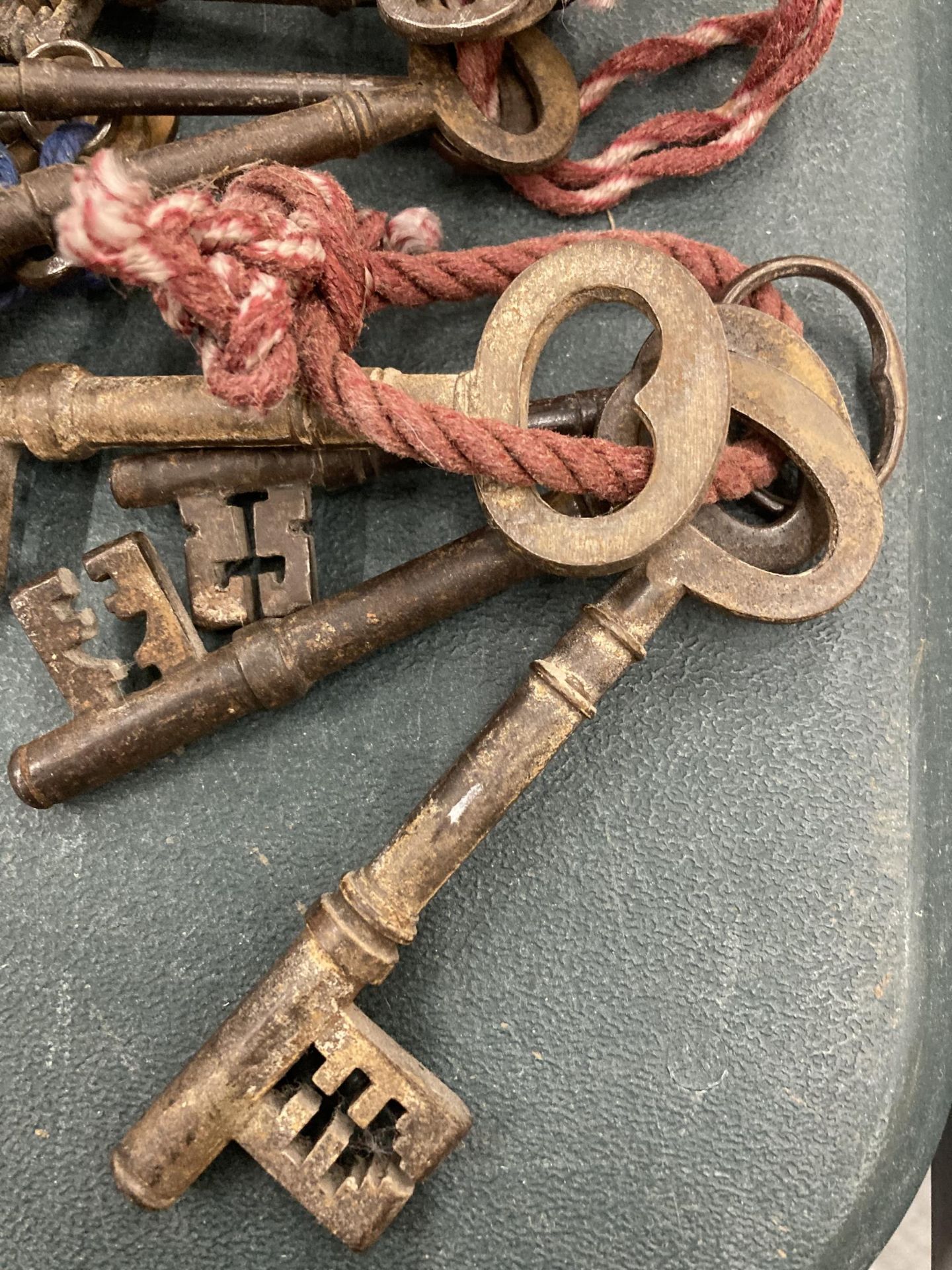 A COLLECTION OF VINTAGE KEYS - Image 2 of 3