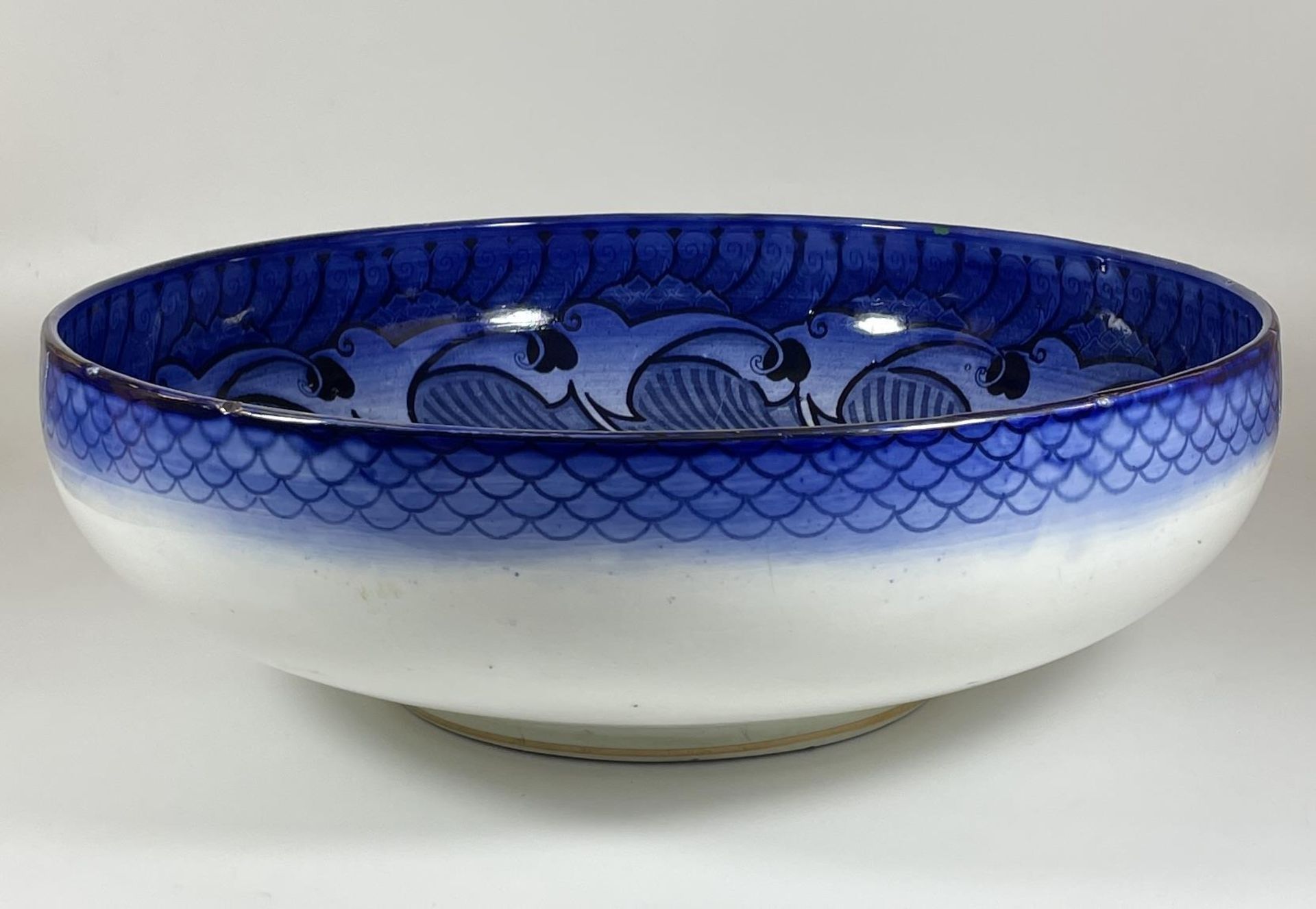 A LARGE ART NOUVEAU ROYAL DOULTON BLUE AND WHITE GEOMETRIC FRUIT BOWL WITH ARTISTS MONOGRAM TO BASE - Image 3 of 5