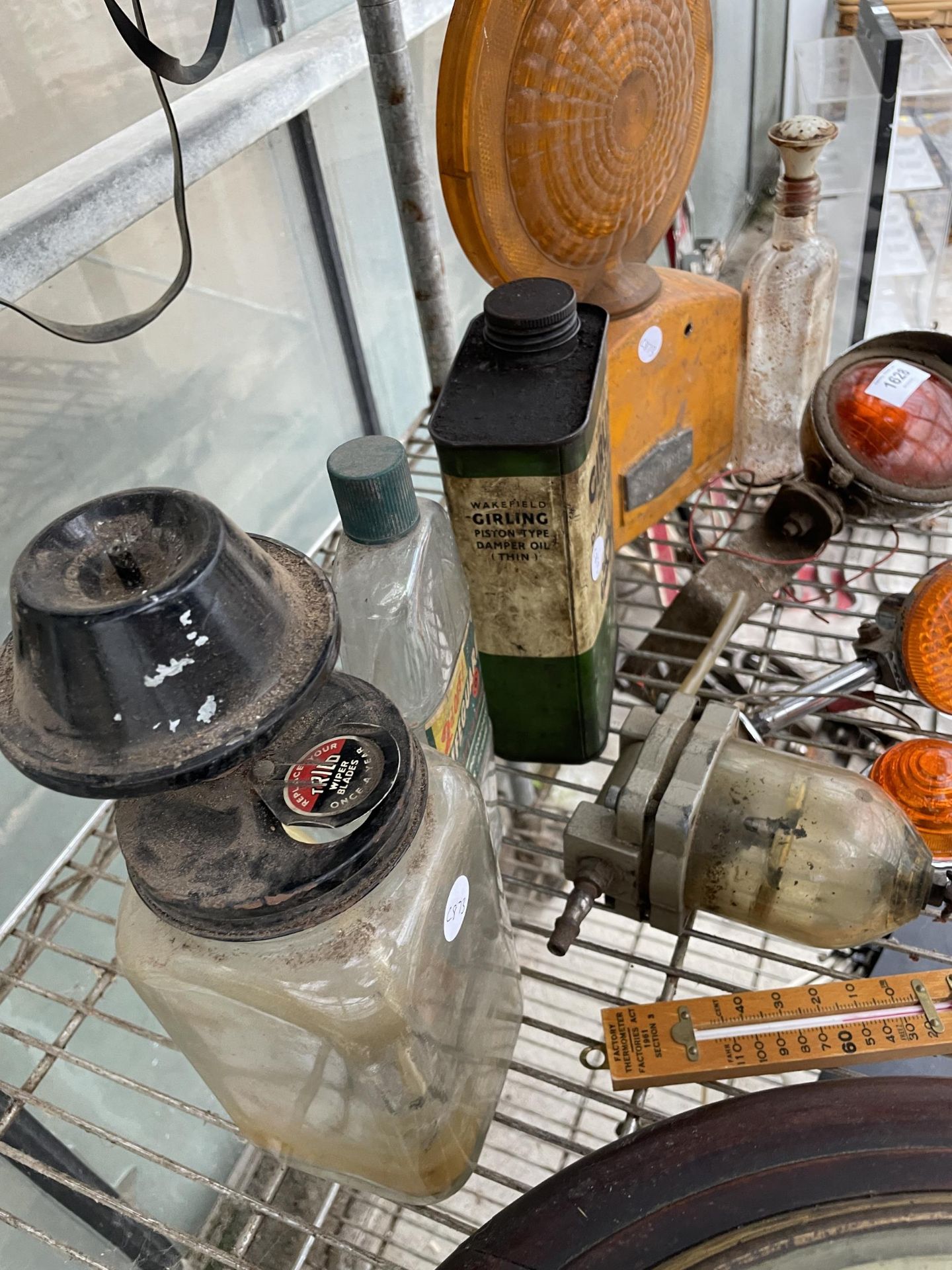 AN ASSORTMENT OF VINTAGE AUTOMOBILE ITEMS TO INCLUDE LIGHTS, AN OIL CAN AND A FUEL PUMP ETC - Bild 3 aus 4